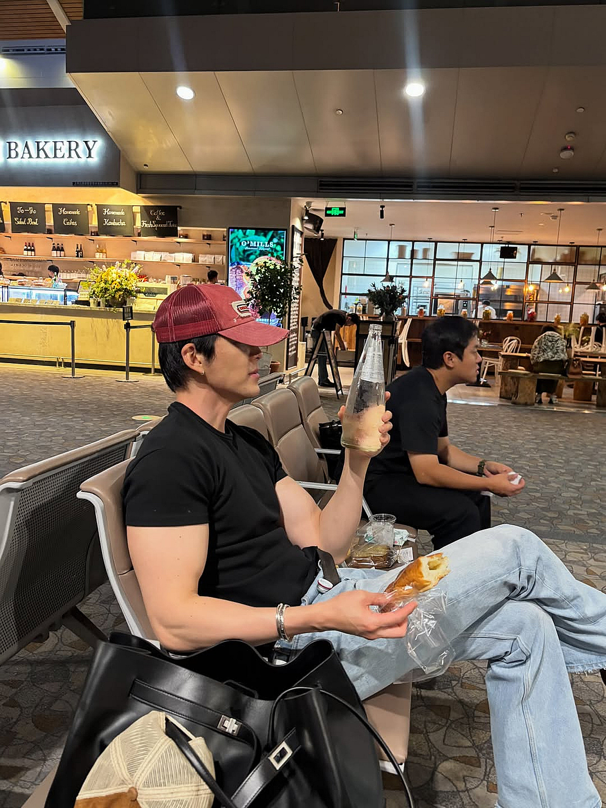 티셔츠 찢어지겠네..'신민아♥' 김우빈, 비현실적 벌크업 근황