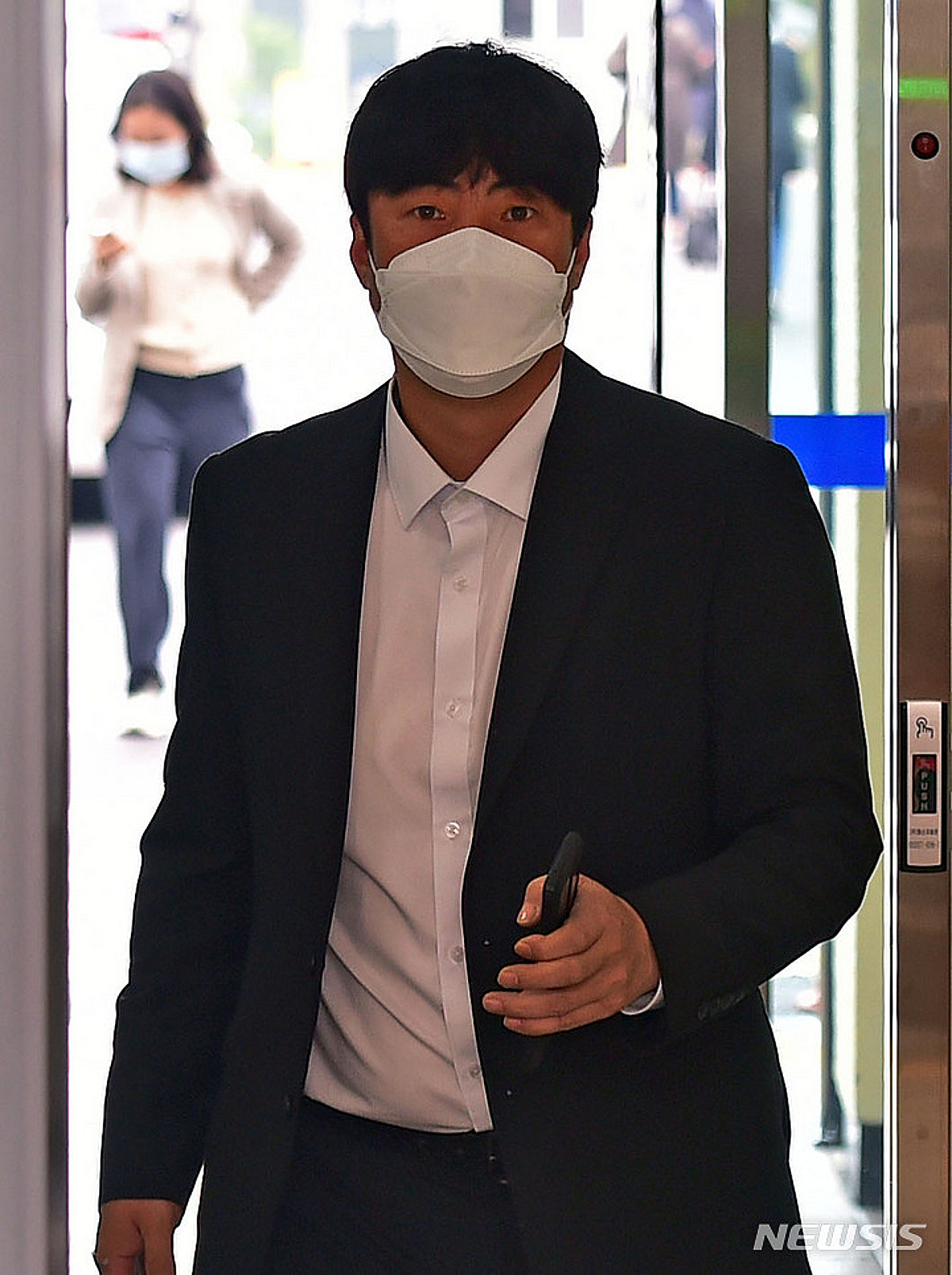 '원정도박→3억 원대 사기' 안지만, 끝내 징역 1년 8개월 실형 엔딩 "유명 야구 선수인 걸 범행에 이용했다"