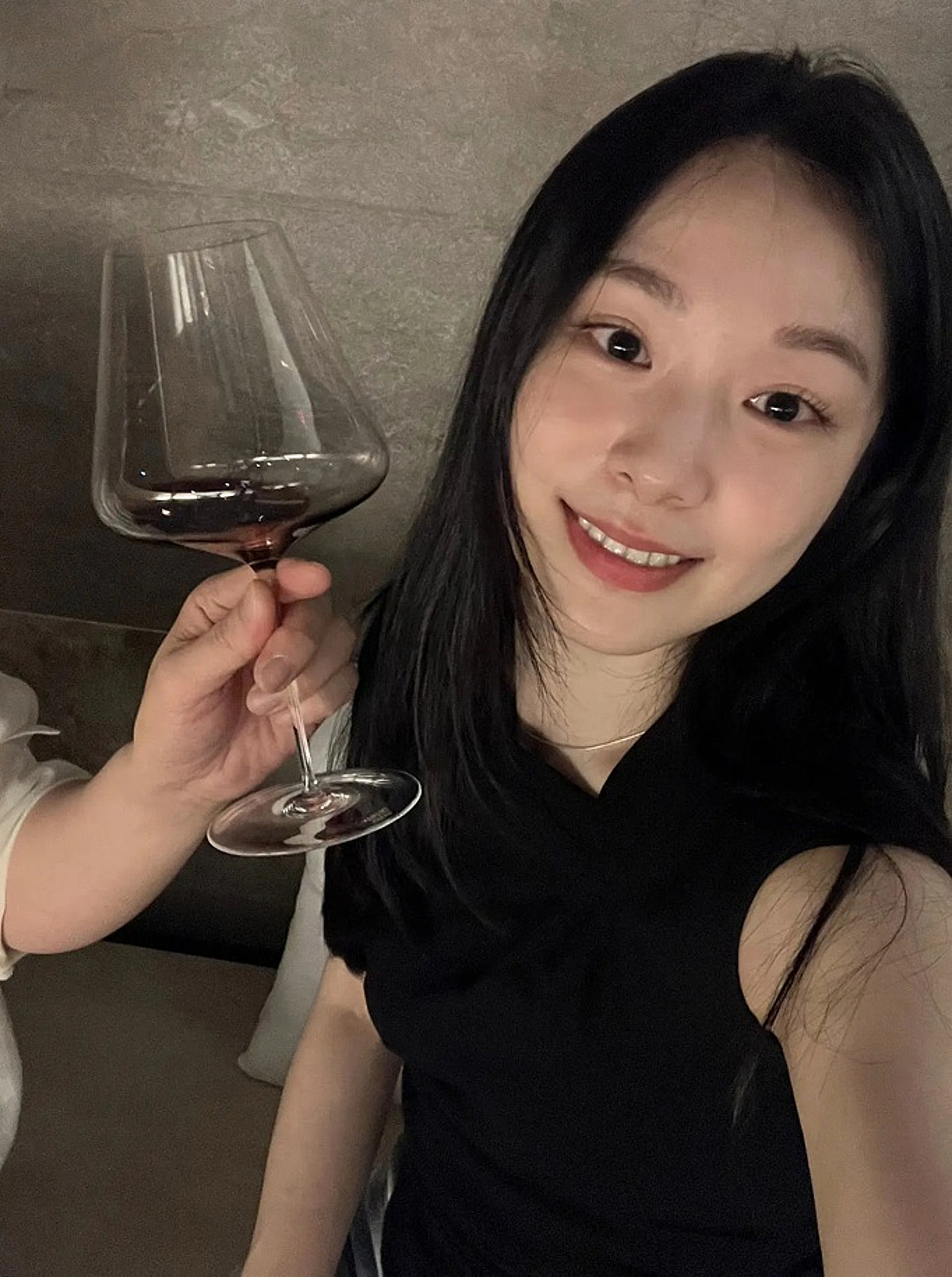 김연아, '임신설 부인' 후 여전히 통통..고우림과 와인 데이트 '달달한 신혼'