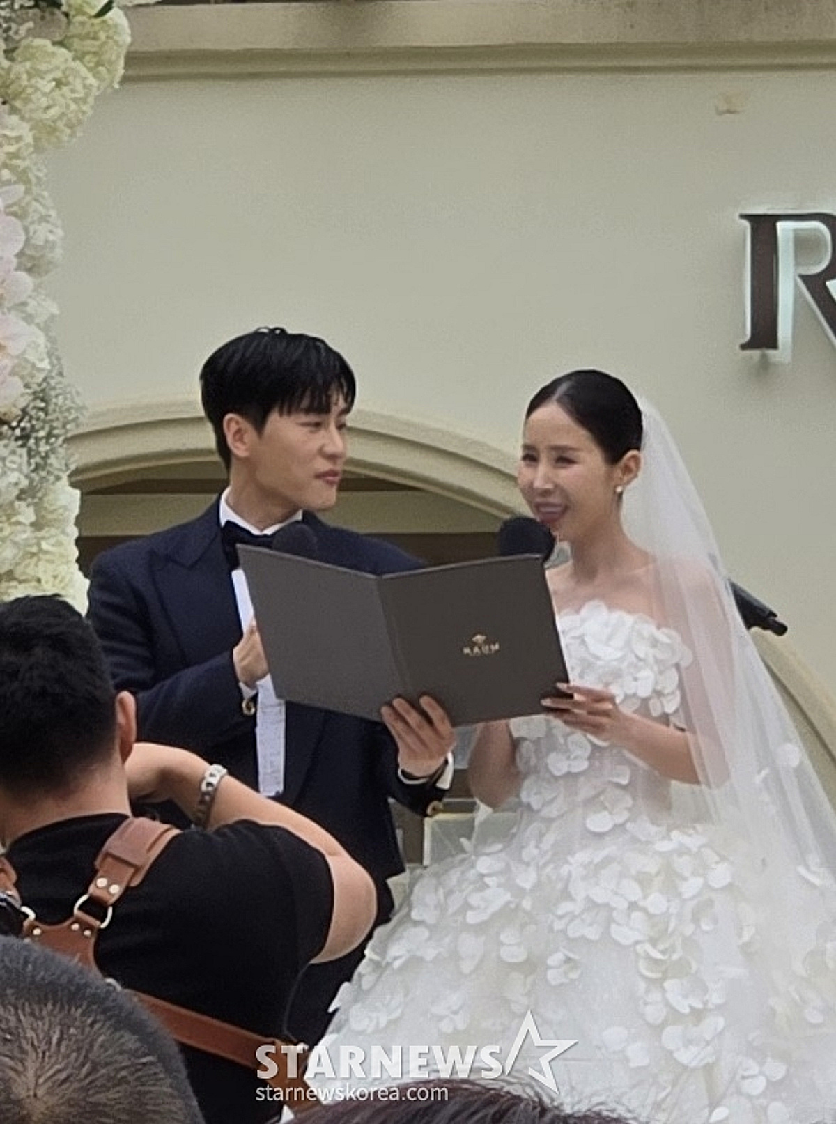 ついに夫婦として..シンジ♥ムンウォン、結婚式現場を入手