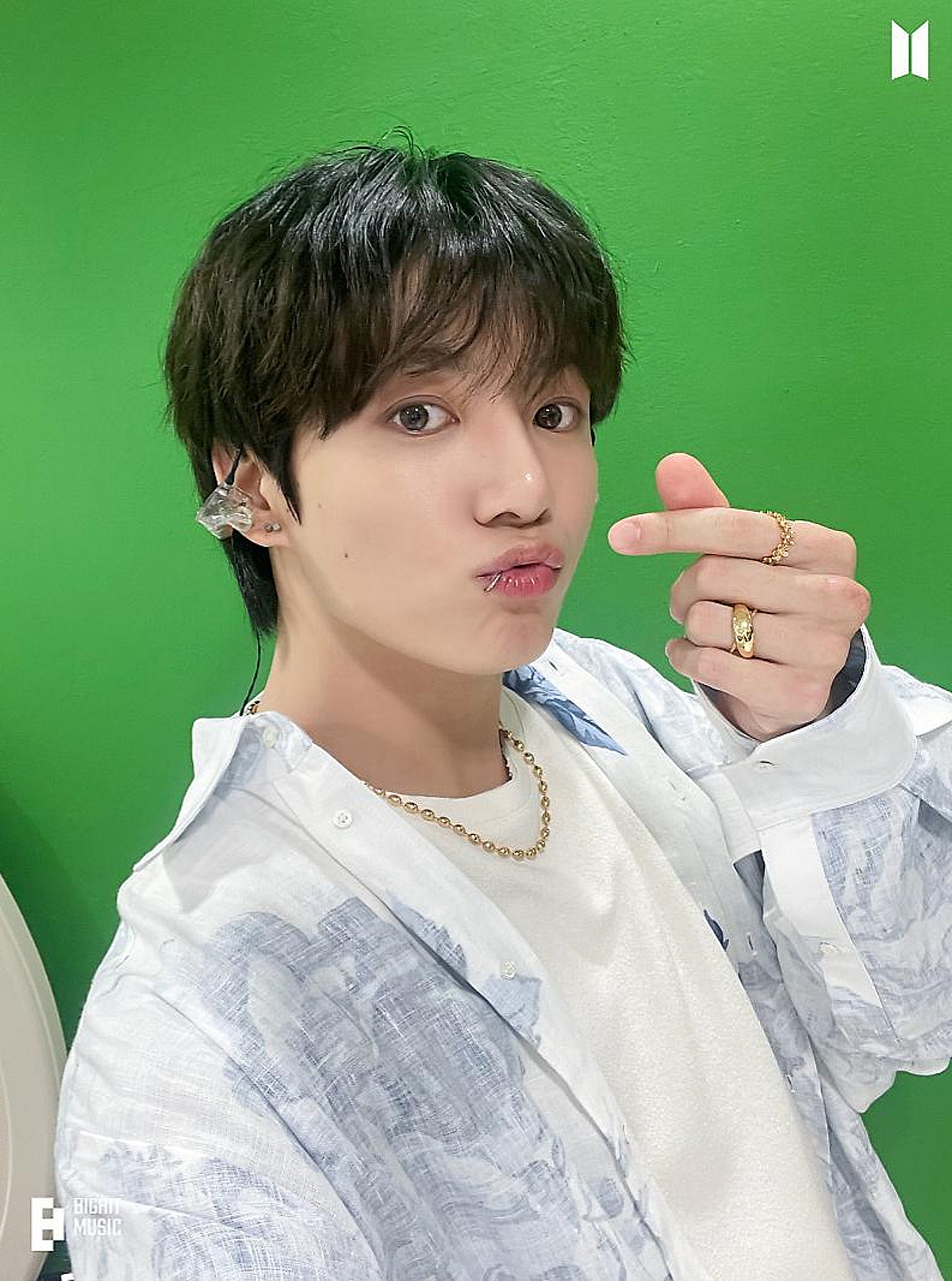'부산의 왕자 정국' 中 팬클럽 대규모 부산 지하철 서포트