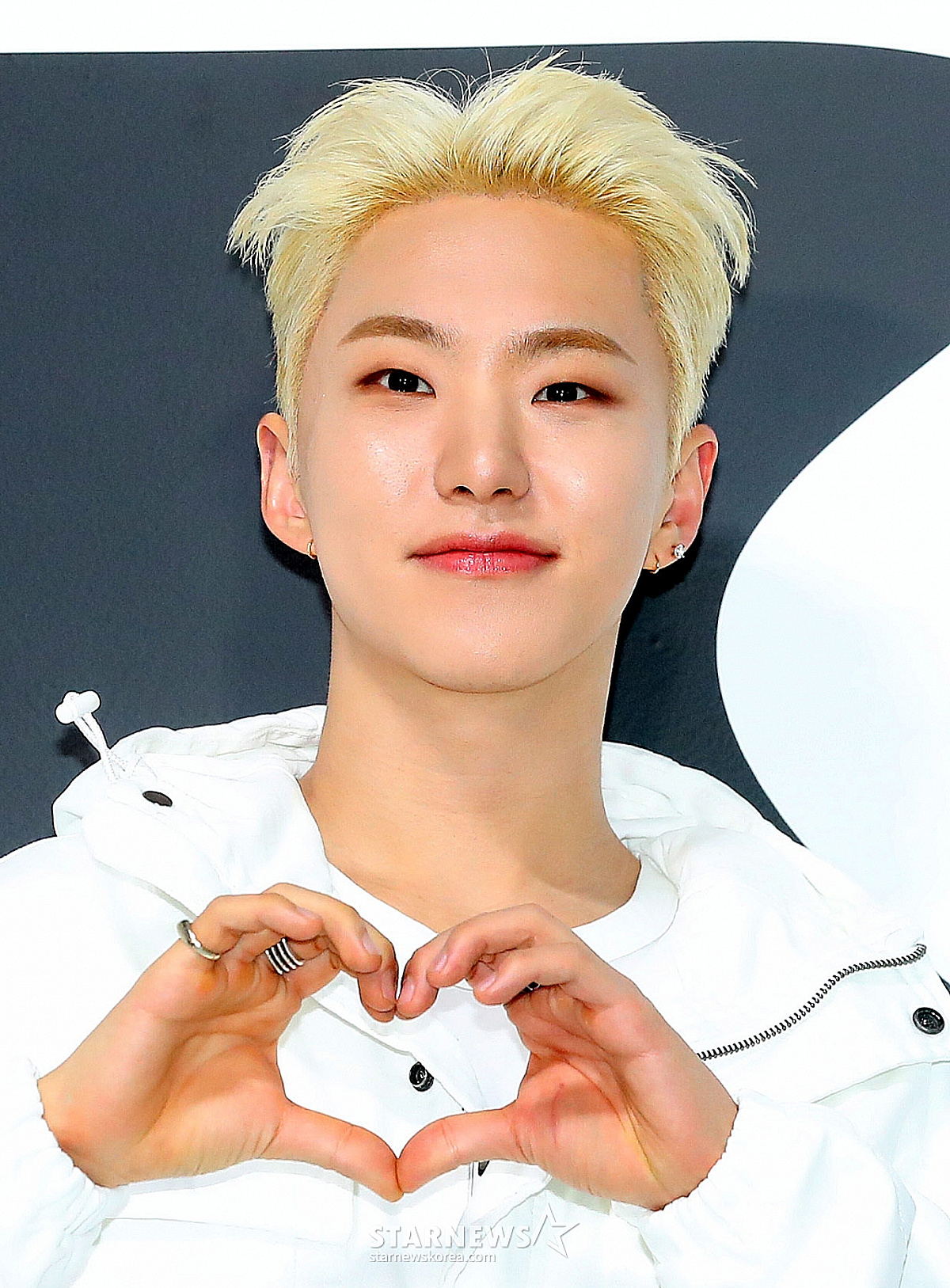 세븐틴 호시, 1억 기부의 결실..잠비아 공립학교 교실 5개 완공 [공식]