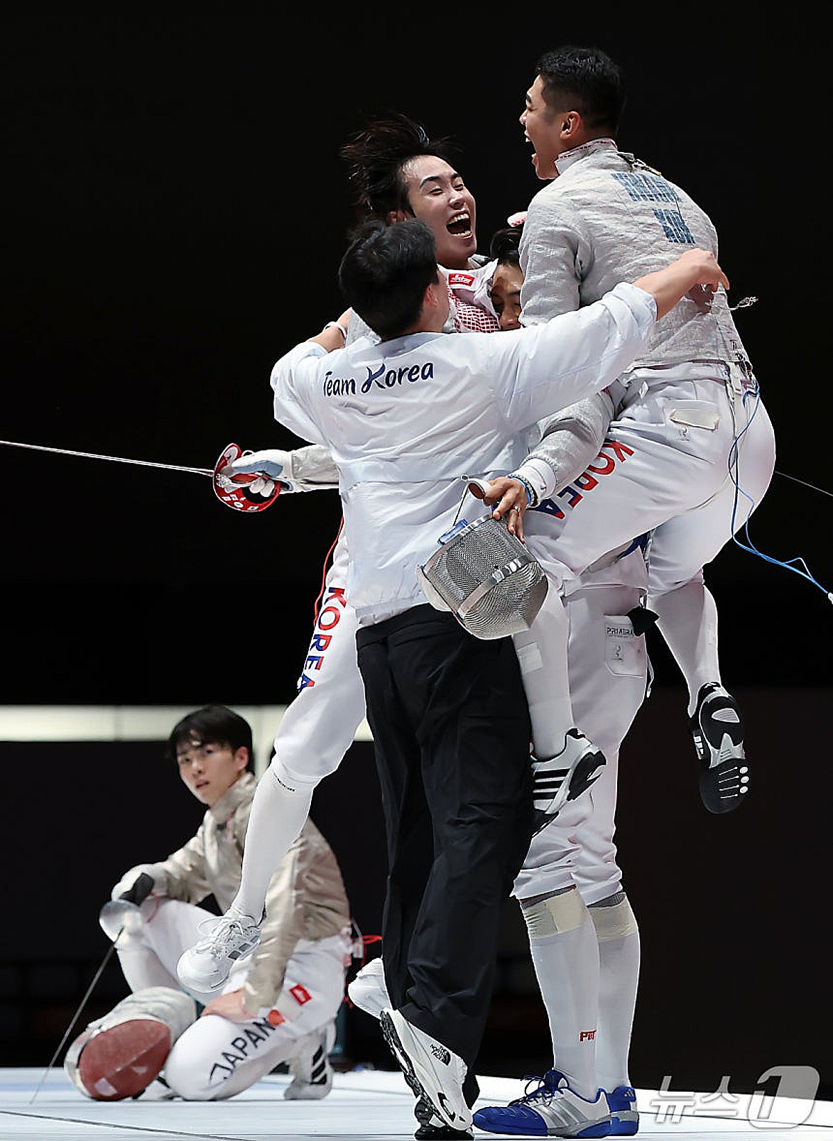 韓 기적 '41:44→42:44→43:44→44:44→45:44' 대역전 金 드라마 썼다! 펜싱 男 사브르 한일전 승리 '역대 최초' 역사... 마지막에 日도 동시 포효했지만, 오상욱은 "100% 승리 확신했다" [아이치 나고야 AG]