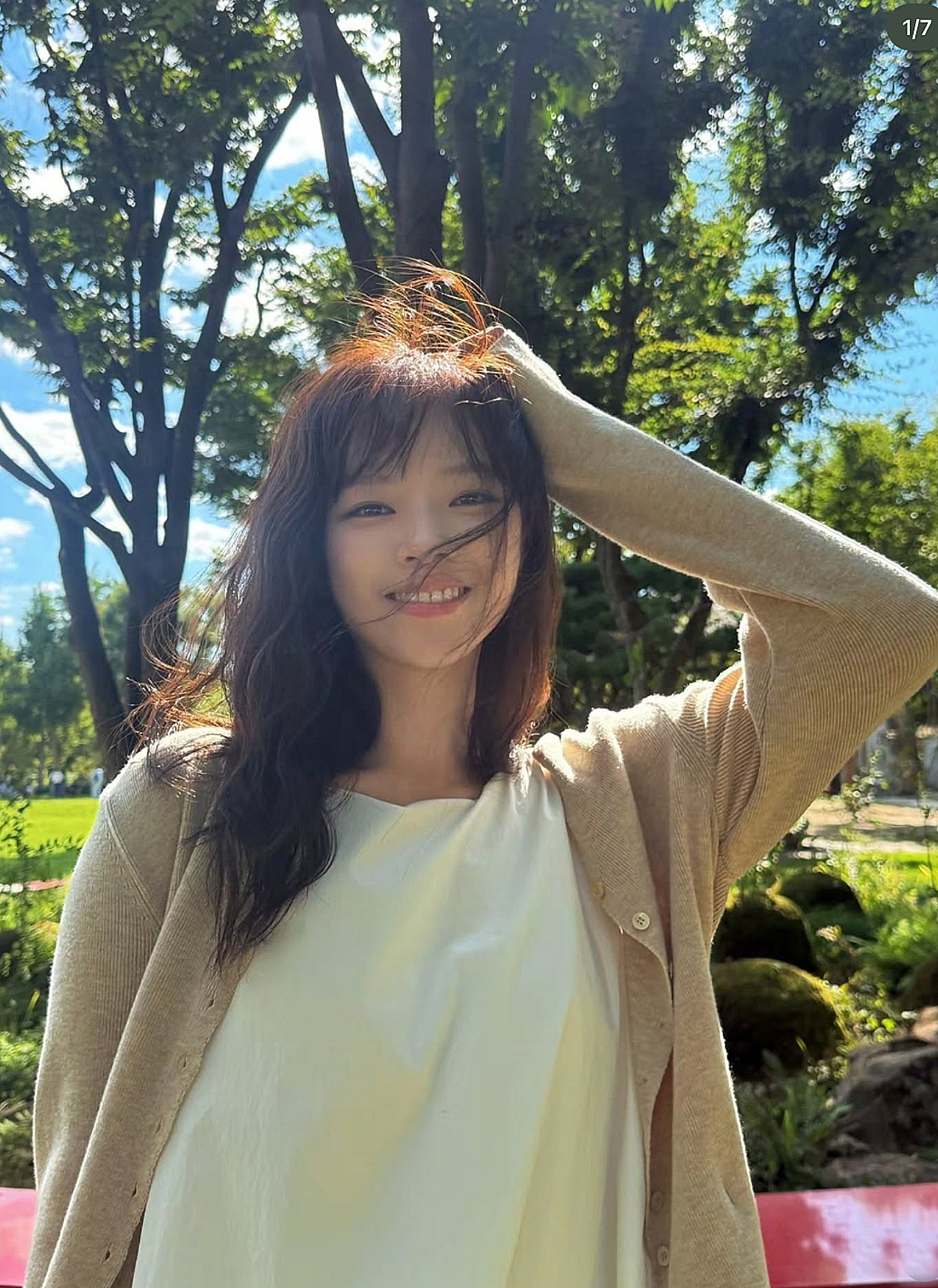 트와이스 정연, 잔디밭에 벌러덩..활동 중단 딛고 밝아진 근황