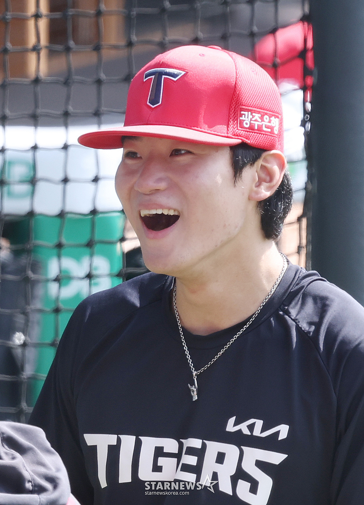 [★베이스볼] 코 보호대 뗀 김도영, 금빛 미소로 홈런킹 질주