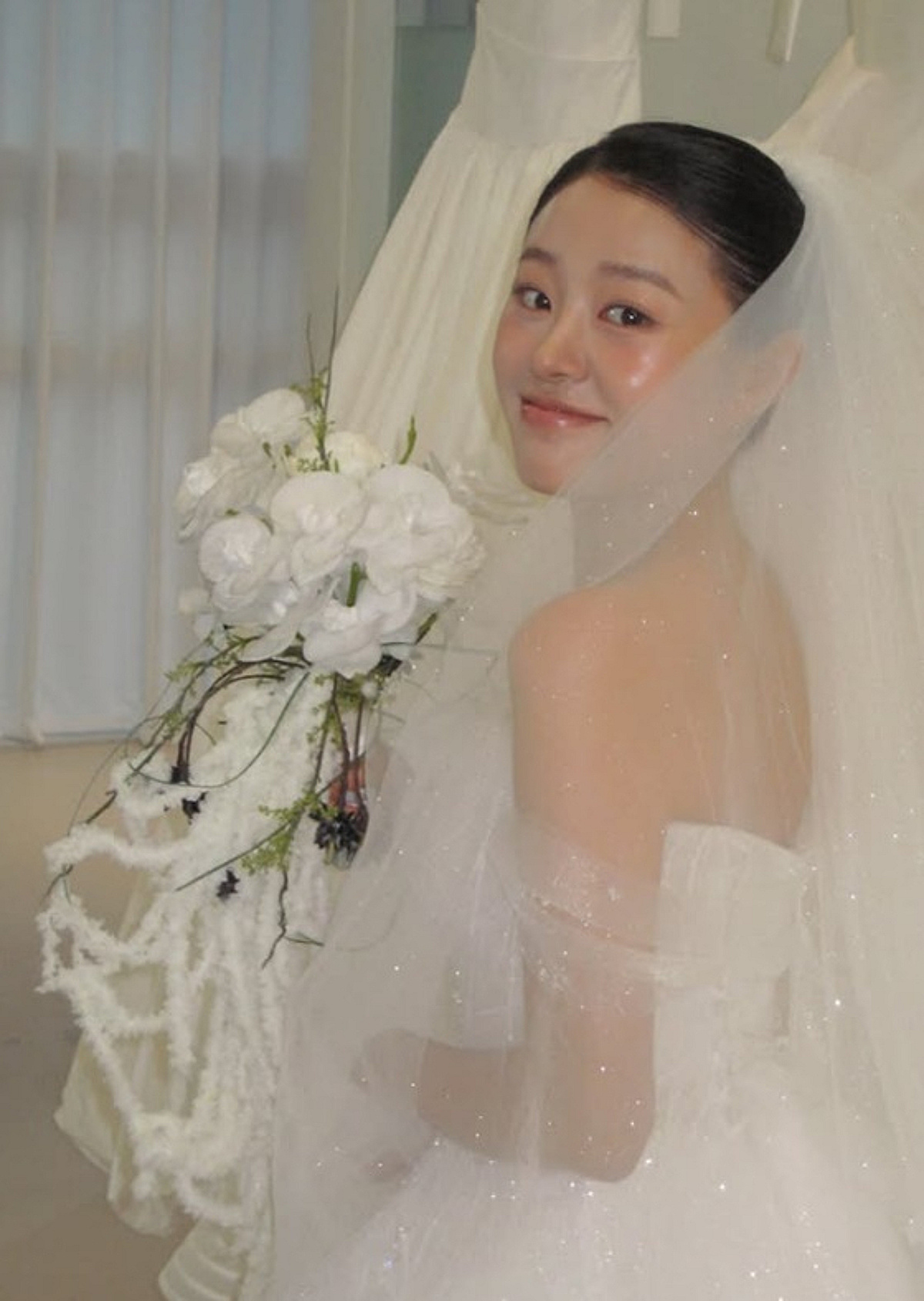 '모태솔로' 이민홍, 깜짝 근황..생애 첫 웨딩드레스에 행복 "아무 이유 없이 예뻐서"
