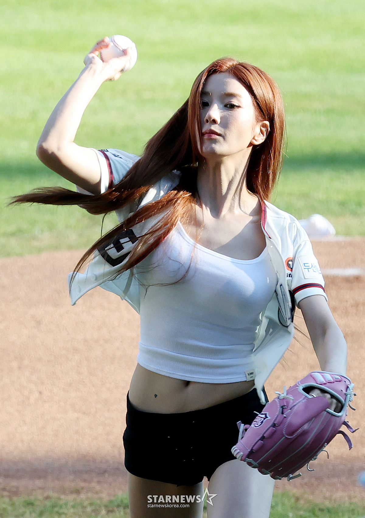 [포토] 권은비, 짜릿한 생애 첫 시구