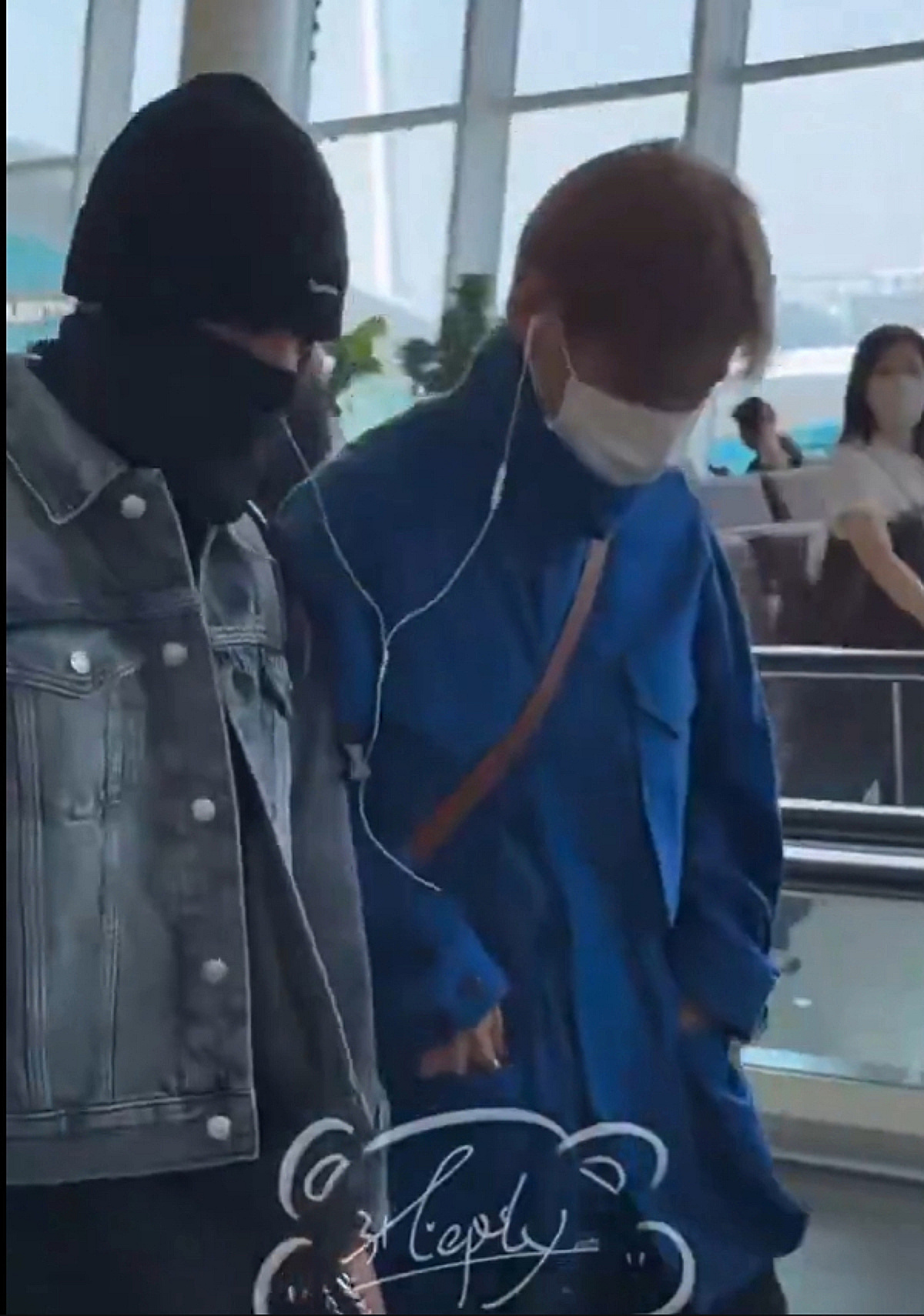"아참 이어폰..." 정국 당황에 태형 "같이 껴"…공항 환호성 부른 훈훈 장면[K-EYES]