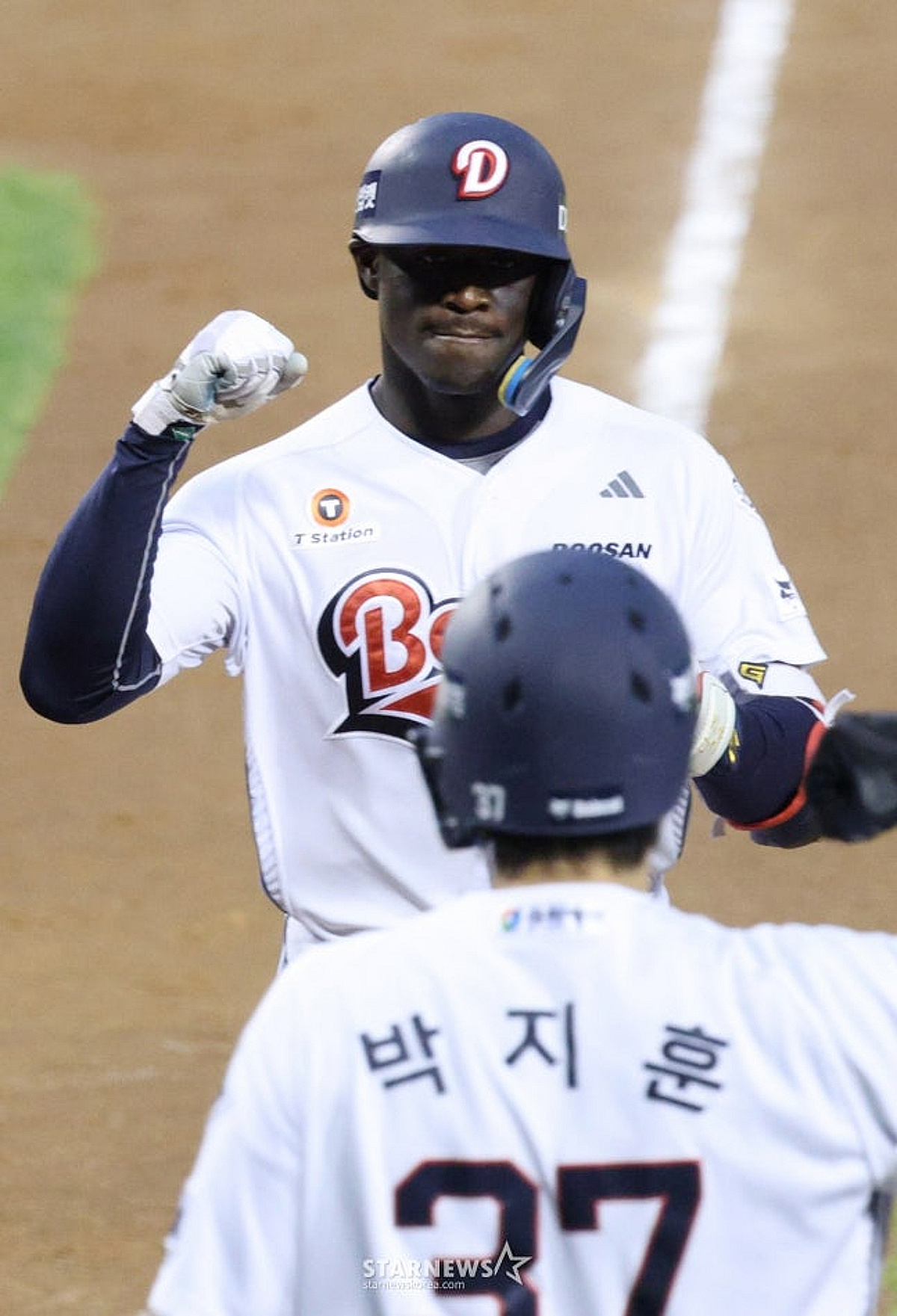 두산 '복덩이 외인' 전격 선발 라인업 제외 왜? 사령탑 "심하게 말하면 모든 이닝을... 후반 출장은 가능" [광주 현장]
