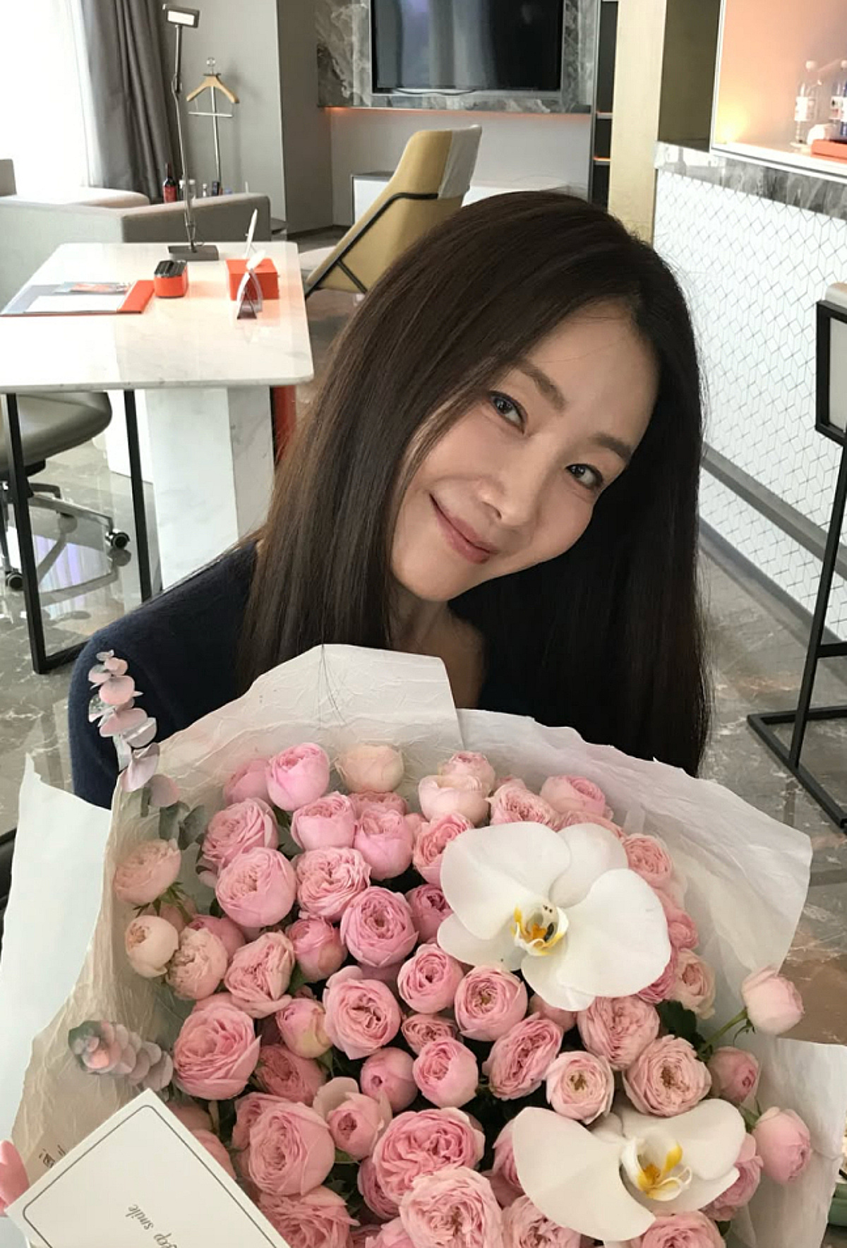 최지우, 50대에도 여전한 청순미..꽃다발 들고 환한 미소 포착