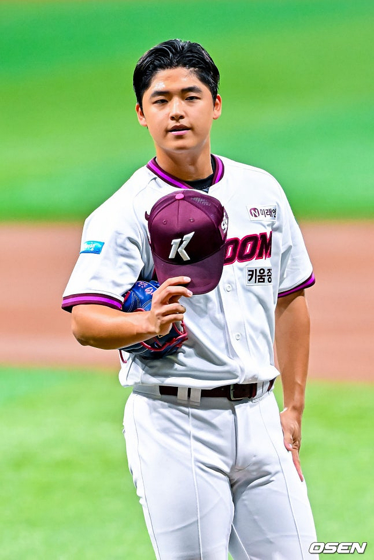 직구에 데뷔 첫 피홈런→다음 타석 '157-157-157㎞' 정면대결, 19살 슈퍼 루키 매서운 승부욕