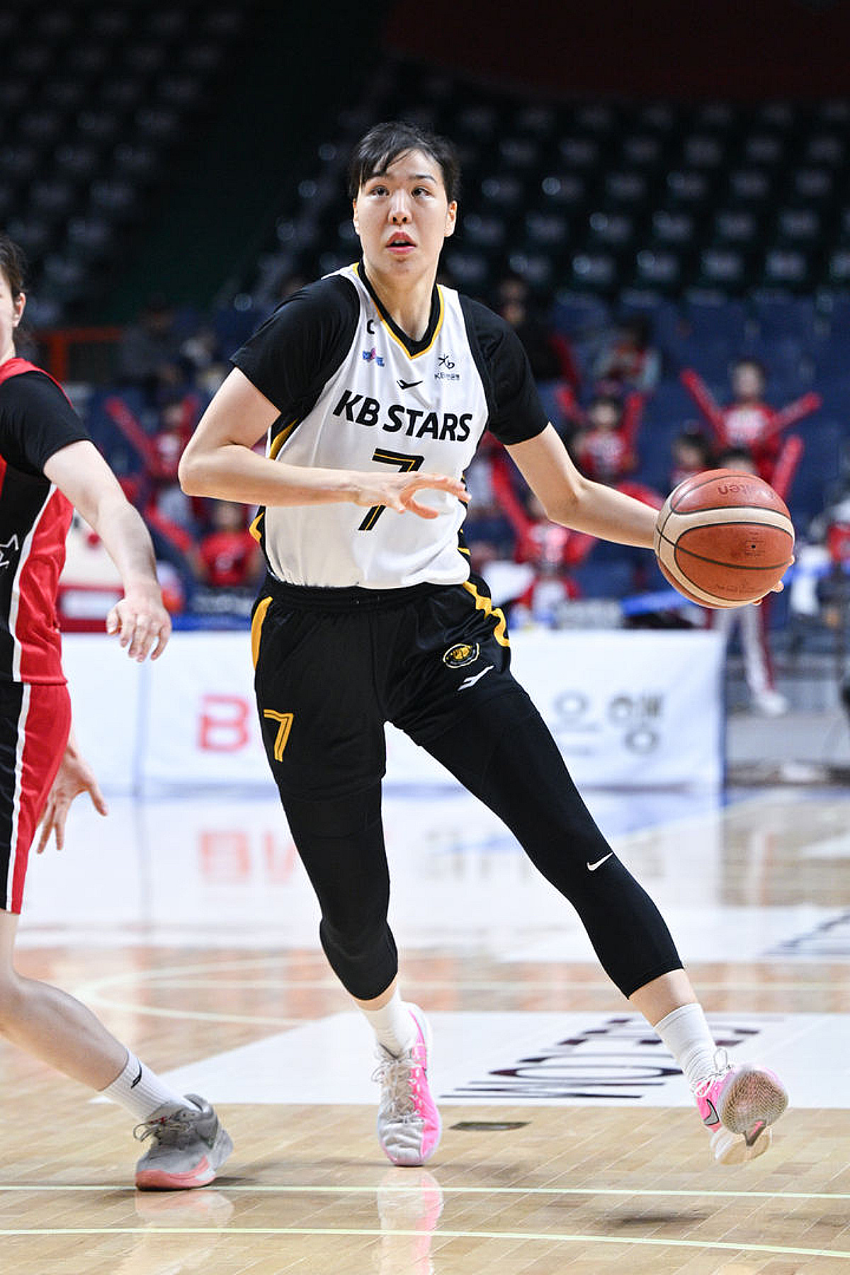 '국보' 박지수 더블더블 맹활약! KB, BNK 완파하고 정규리그 6번째 우승 '내외곽 완벽 조화'