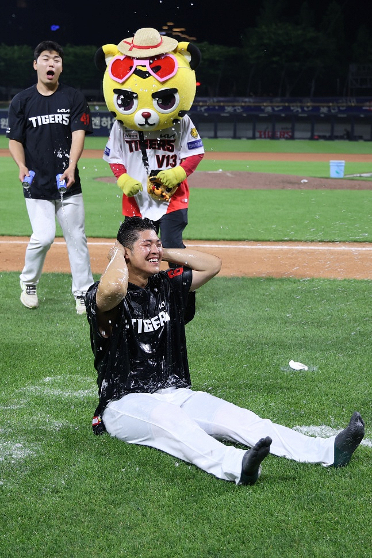 '650일 만의 KBO 복귀' KIA 새 감자, 25번째 생일날 천적 만나 첫 승... 축하 노래도 선물 받았다 "평생 잊지 못할 것 같다"