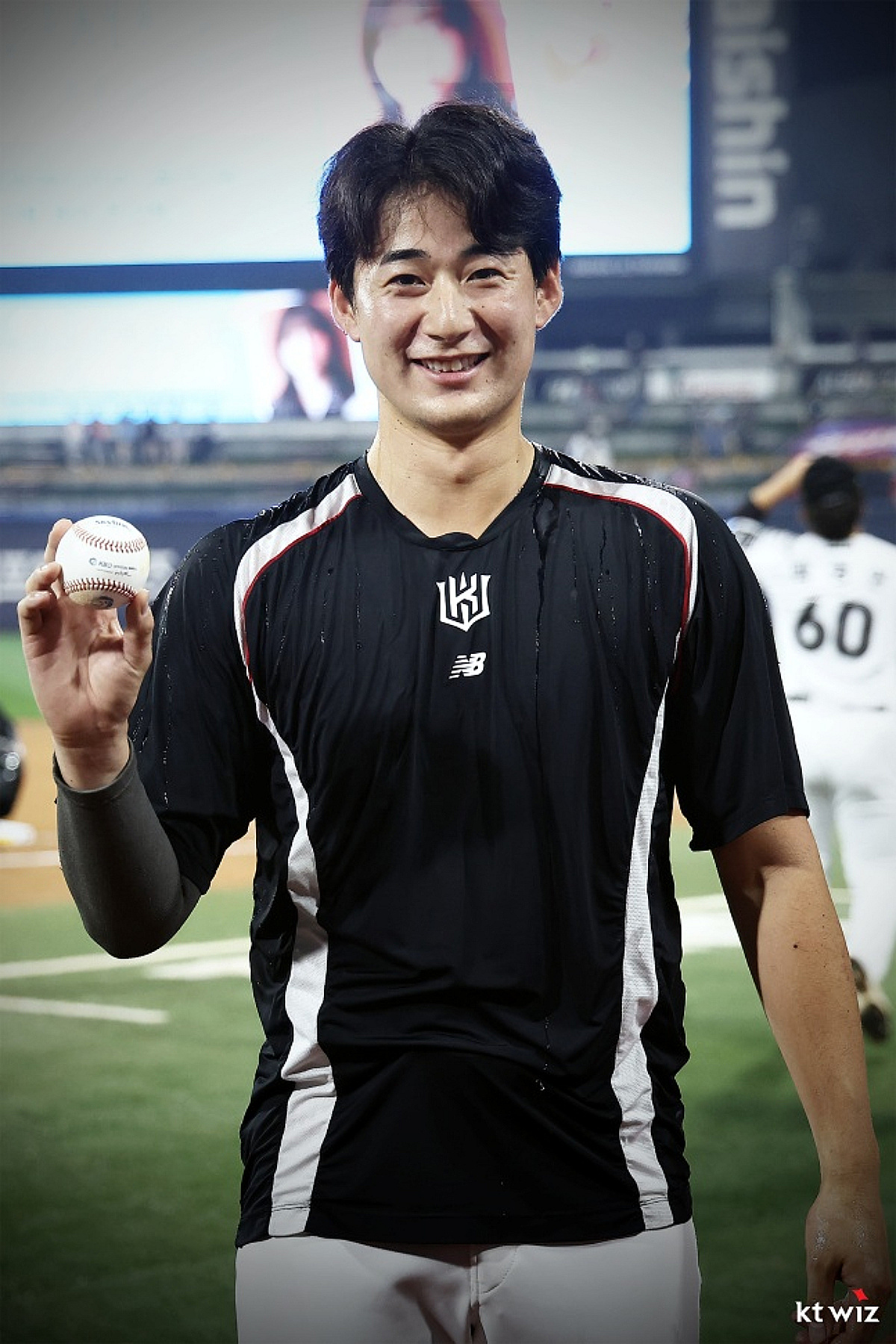 '연투 또 연투' 헌신의 日 아쿼, 99일 만에 KBO 데뷔 첫승! 맏형이 가장 먼저 축하하고 외인이 기념구 챙겼다