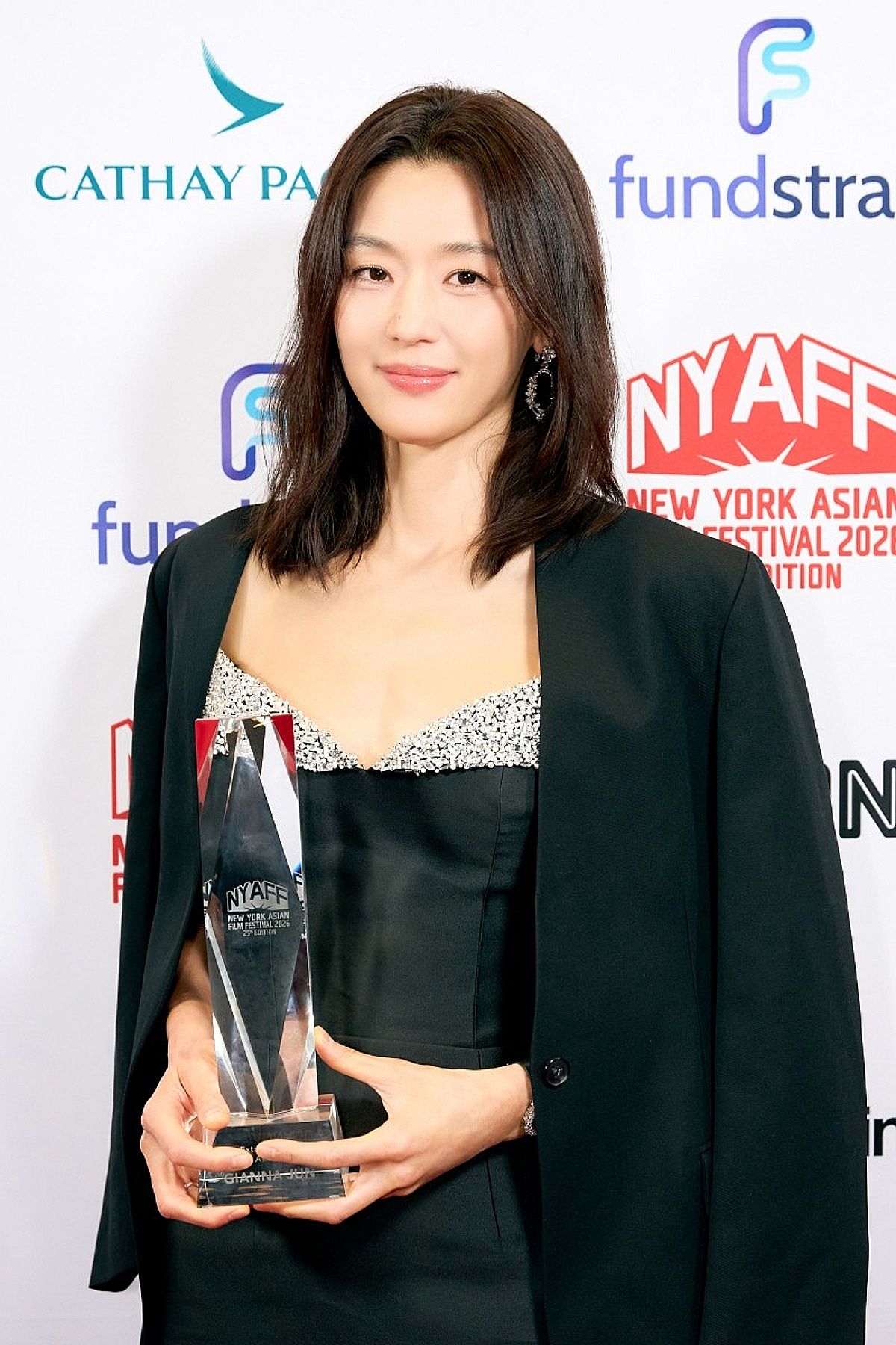 전지현, 칸 이어 뉴욕 접수..뉴욕 아시아 영화제서 트로피 들었다 [공식]