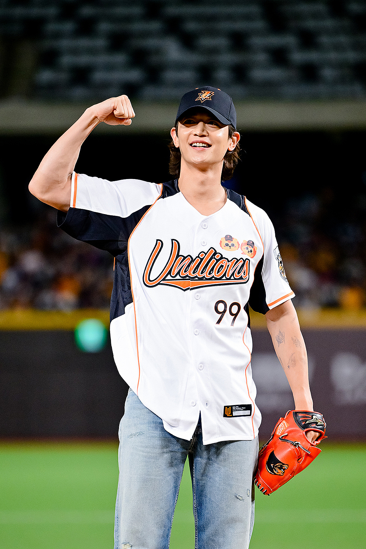 만찢남 비주얼 제대로..샤이니 민호, 대만 프로야구 시구 '성공적'