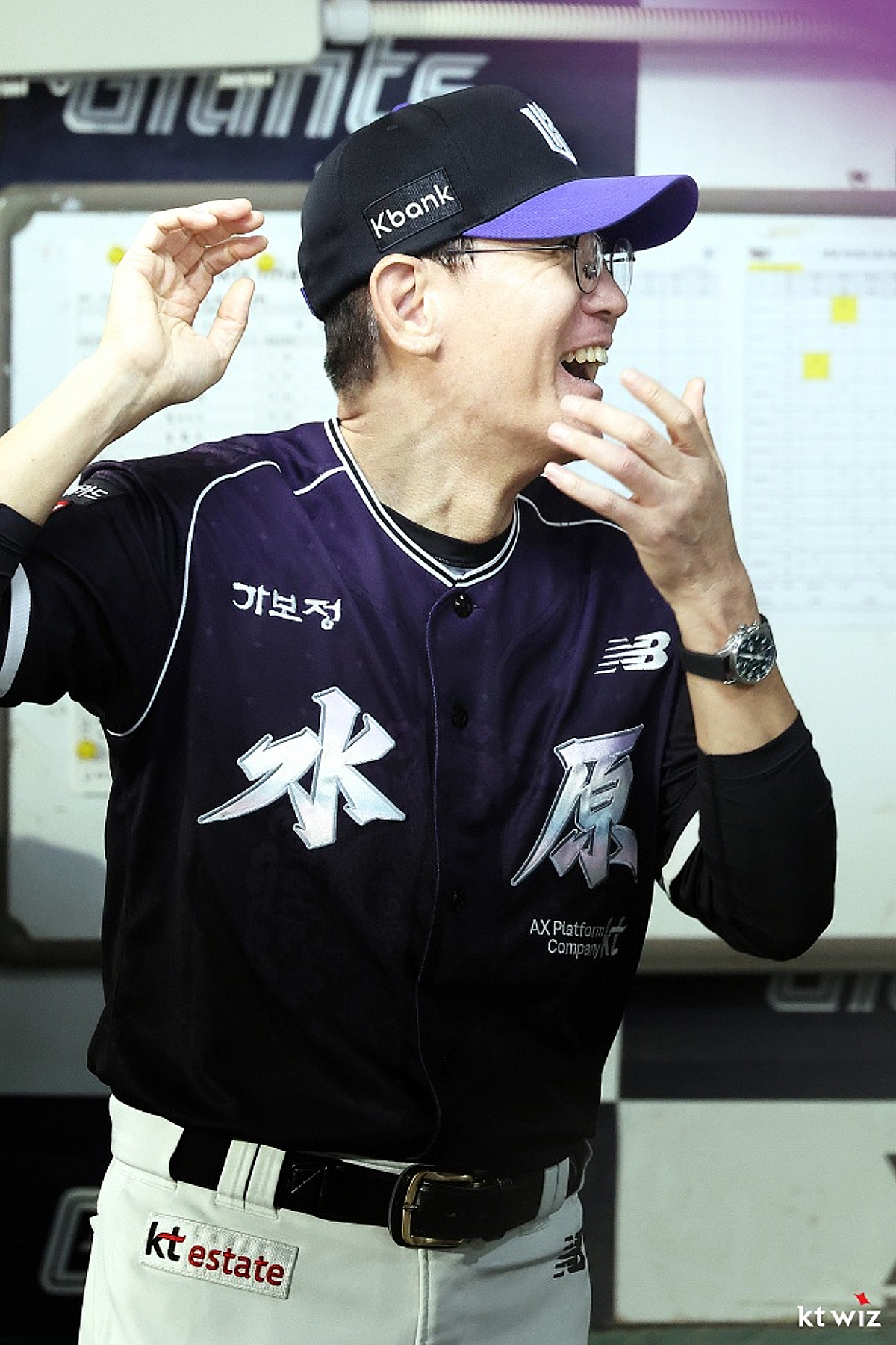 "많은 관중 덕분에 이길 수 있었다" 1만 8700명 만원관중 앞에서 KIA전 4연패 끊은 KT, 이강철 감독도 웃었다 [수원 현장]