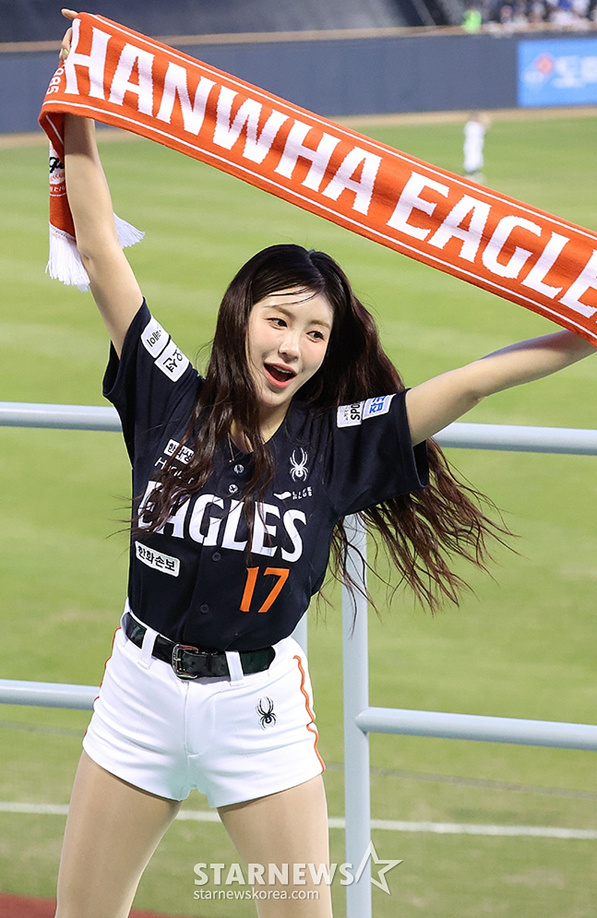 잠실 경기에서 응원 중인 한화 치어리더