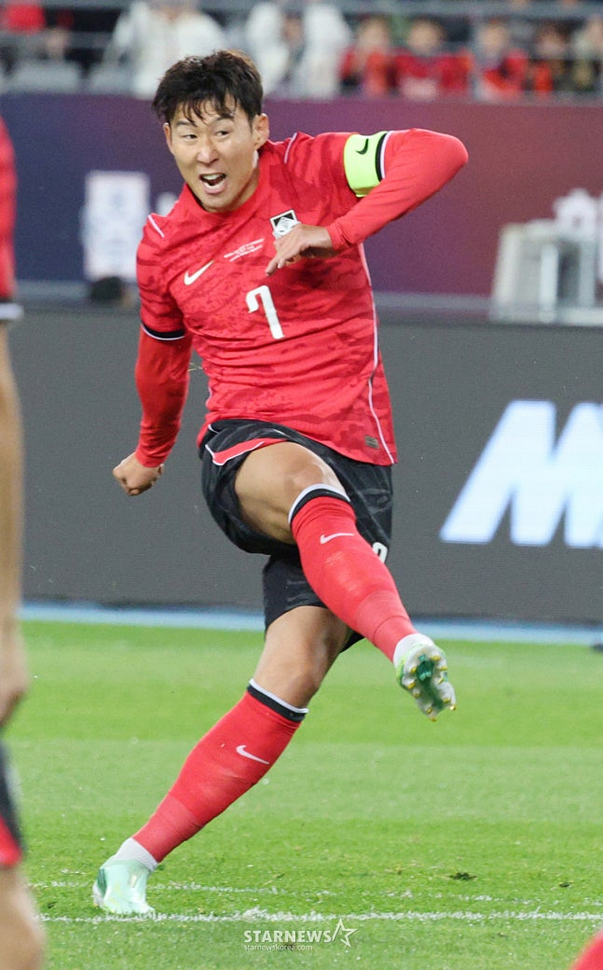 '차붐 넘어 韓 축구 GOAT' 손흥민 "16년 태극마크 당연한 자리 아니었다, 59호골보다 소중한 건..."