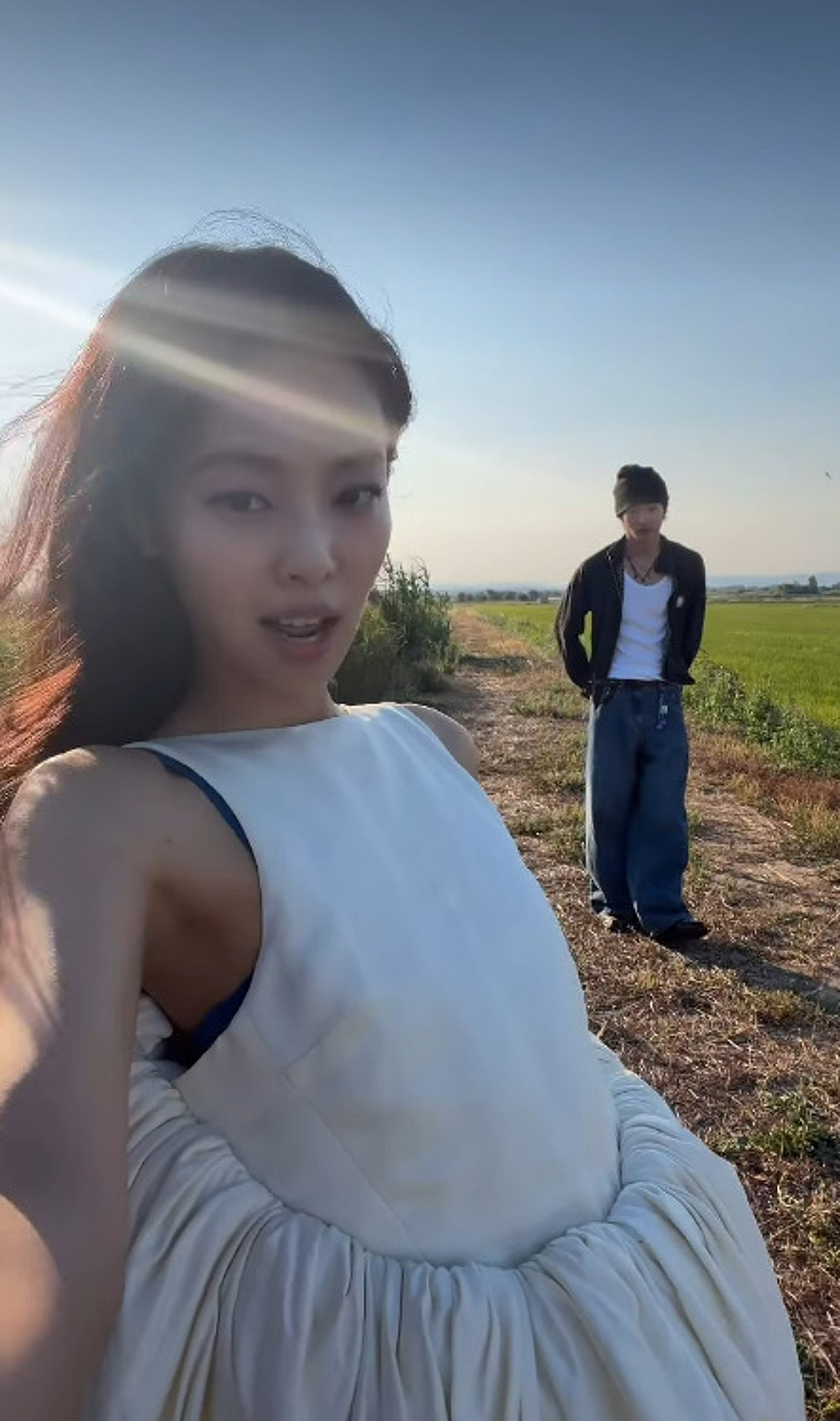블랙핑크 제니, 카이 만났다..들판 데이트 투샷 공개 [스타이슈]