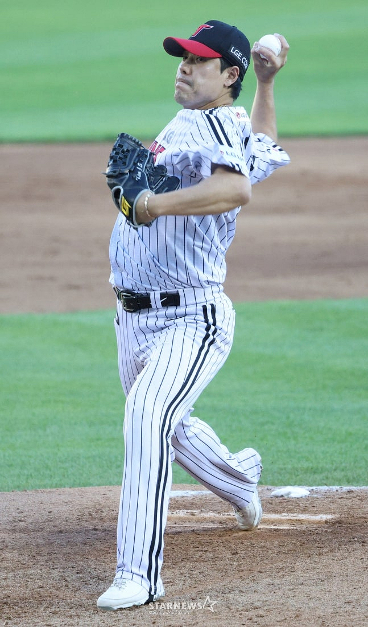'LG 오고 ERA 3.13' 41세 방출 투수 인생 역전! 16억 대박 계약→KBO 역대 7번째 대기록도 세웠다