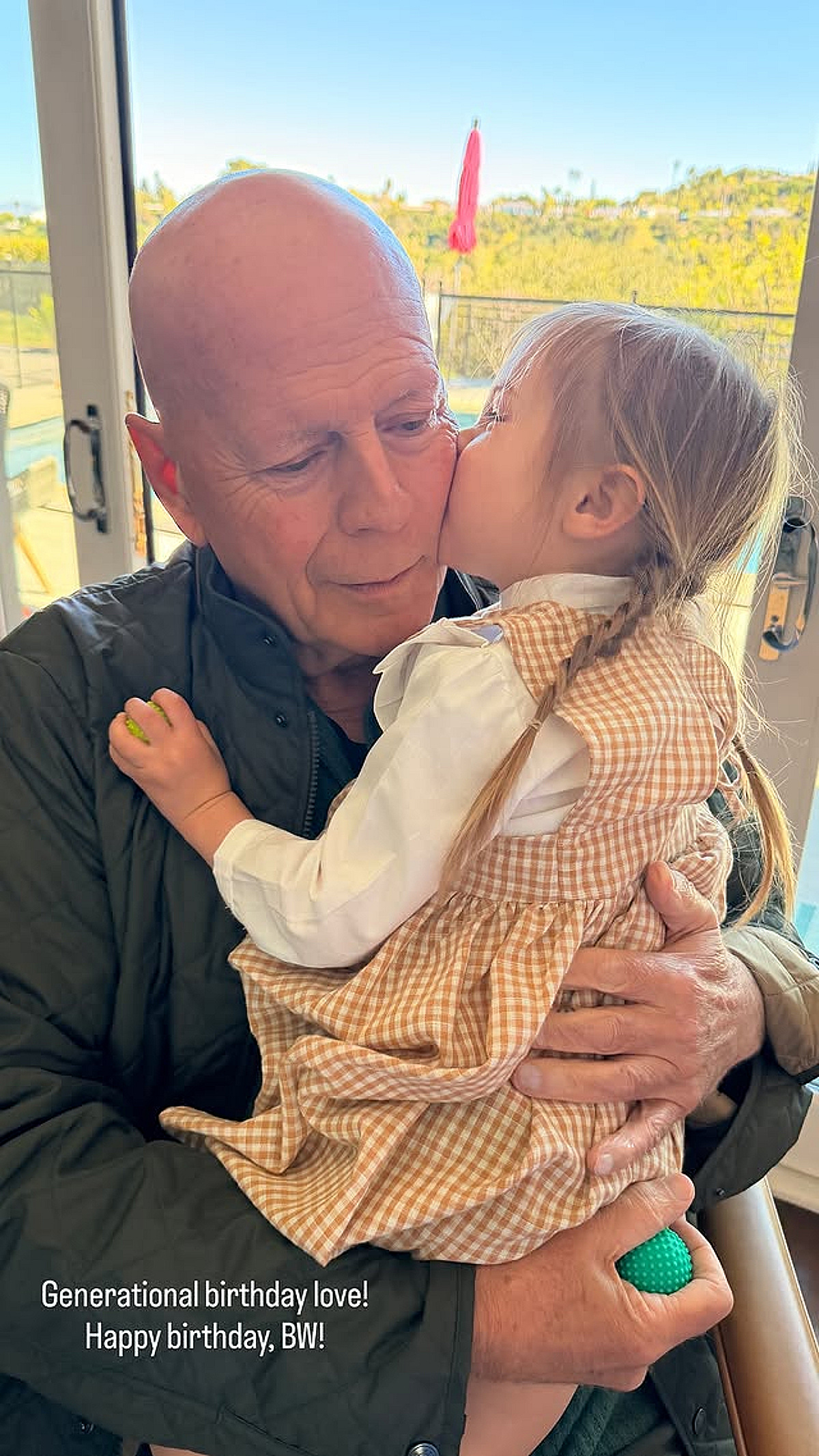 '치매' 브루스 윌리스, 전처 데미 무어가 공개한 감동 사진.."사랑 뿐" [월드스타이슈]