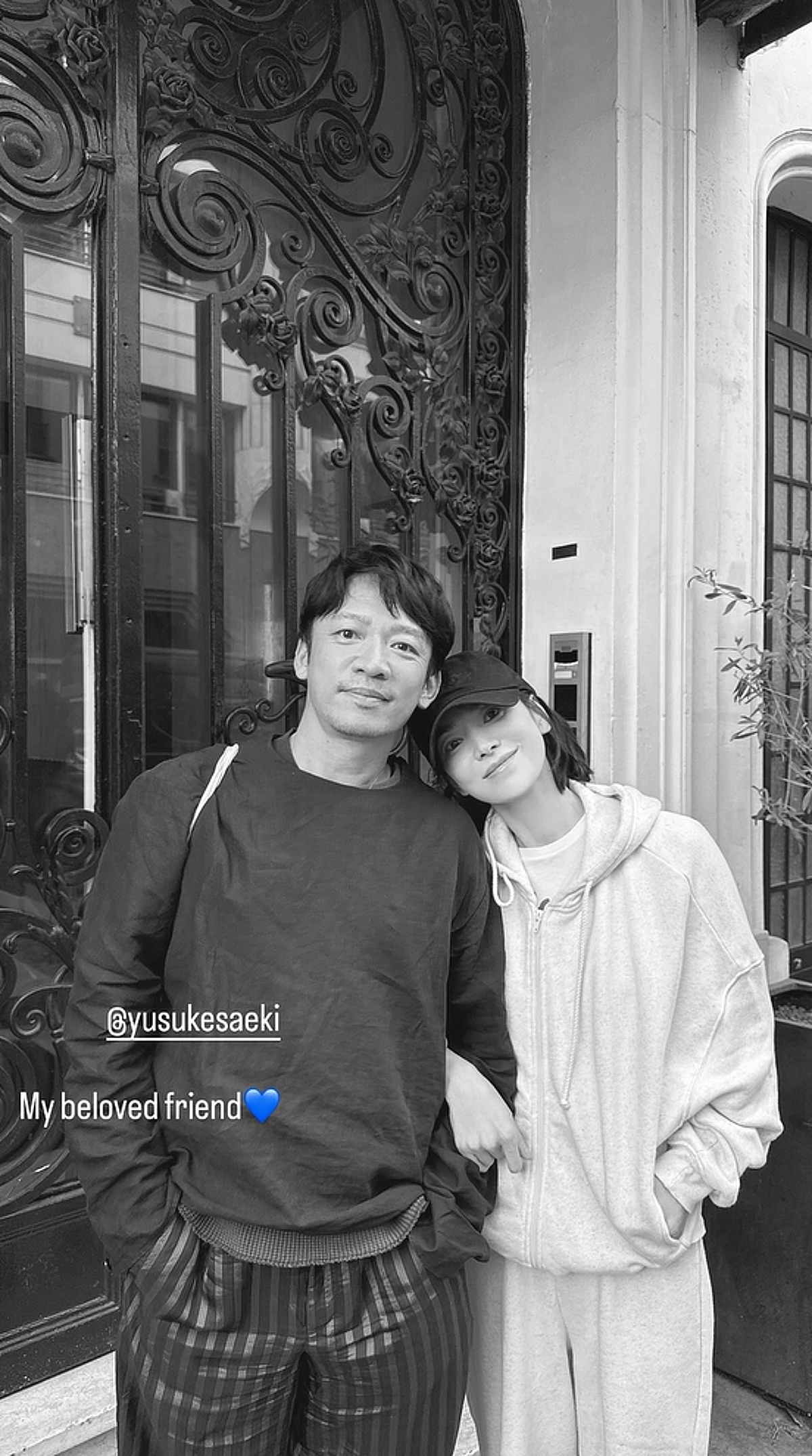 Song Hye-kyo, Snuggled in the Arms of a Japanese Man.. Intimate Physical Contact Captured "My Beloved ???" [Star Issue]