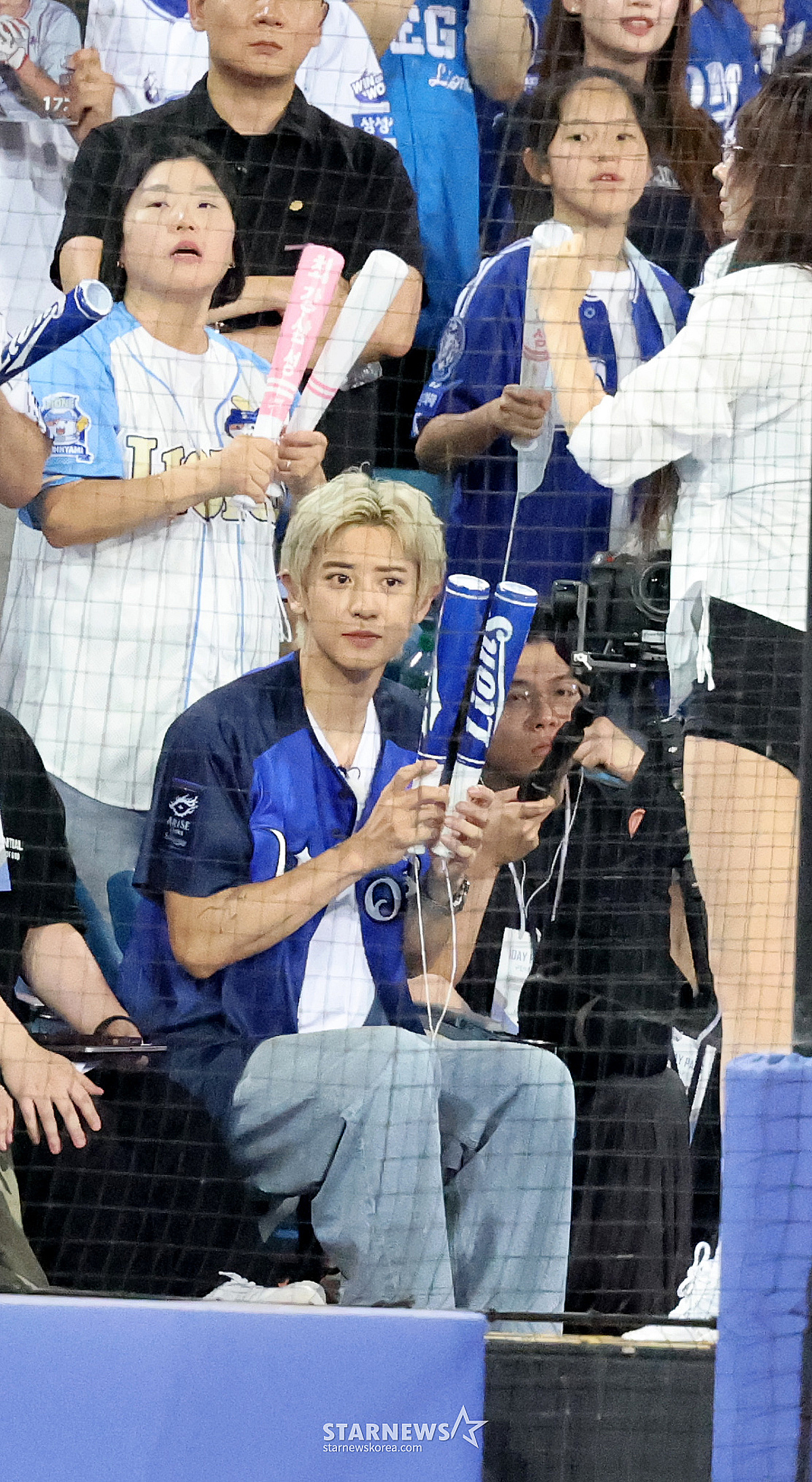 [포토] '삼성응원석에서 직관하며 응원전' 찬열