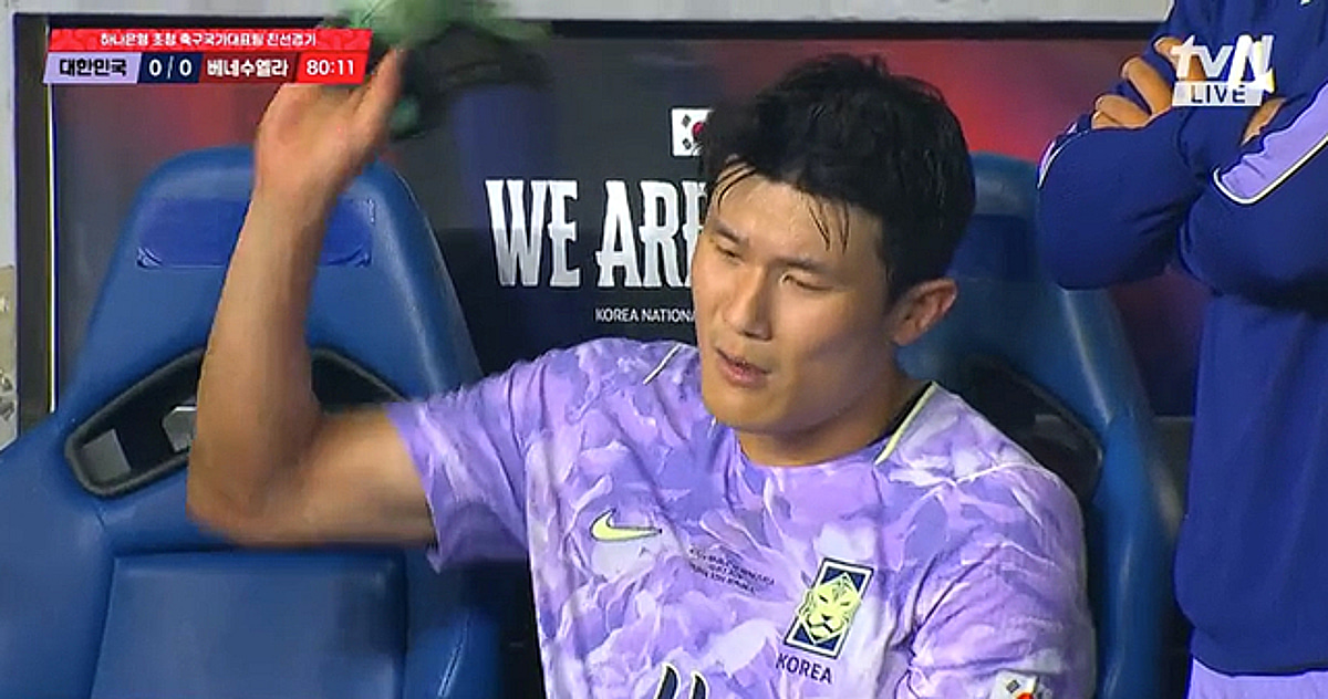 벤치서 두 눈 질끈→이번엔 축구화 집어던졌다, 김민재 또 폭발... "모두 머리 처박고 뛰어야"