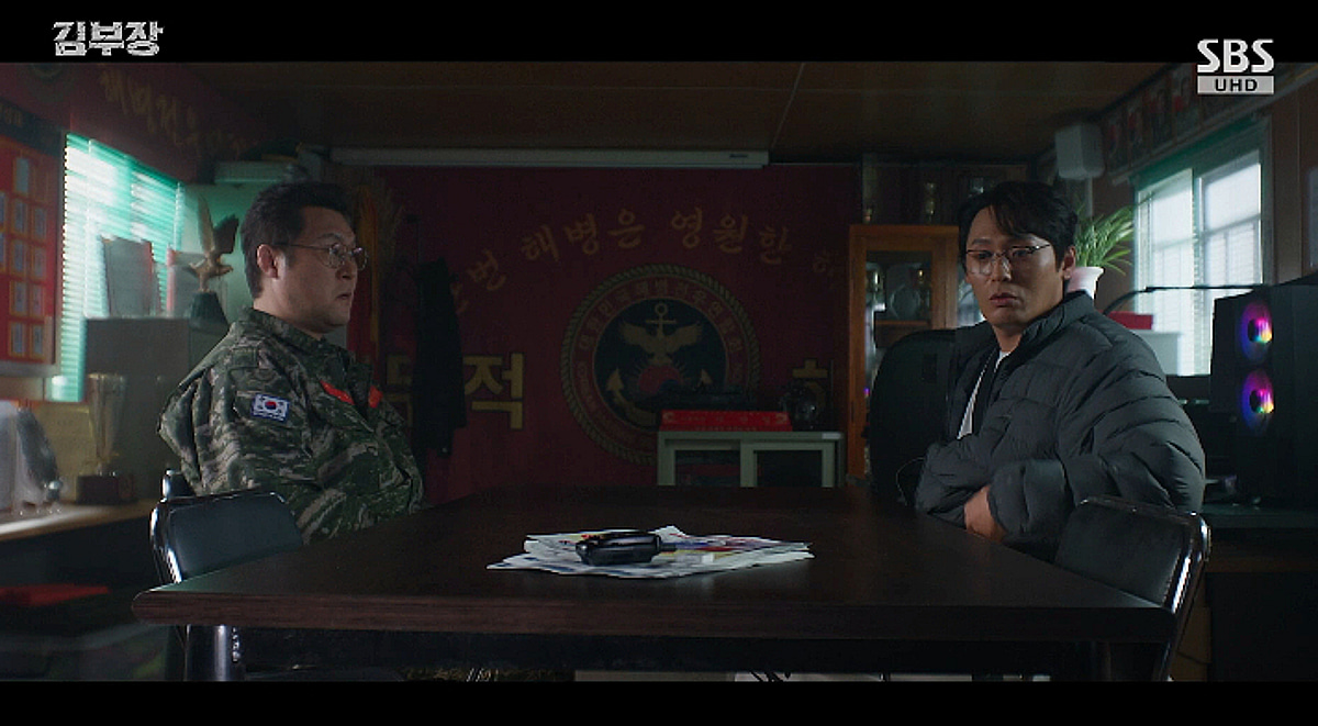 최대훈·윤경호, 소지섭 돕기로 결심 "전화기 놓고 가서!" [김부장]