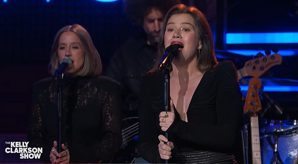 Cô gái tóc vàng của 'K-pop Demon Hunters' bằng giọng gốc live?" Đúng là Kelly Clarkson, biểu diễn cuối cùng của chương trình talk show với bài hát được yêu cầu nhiều