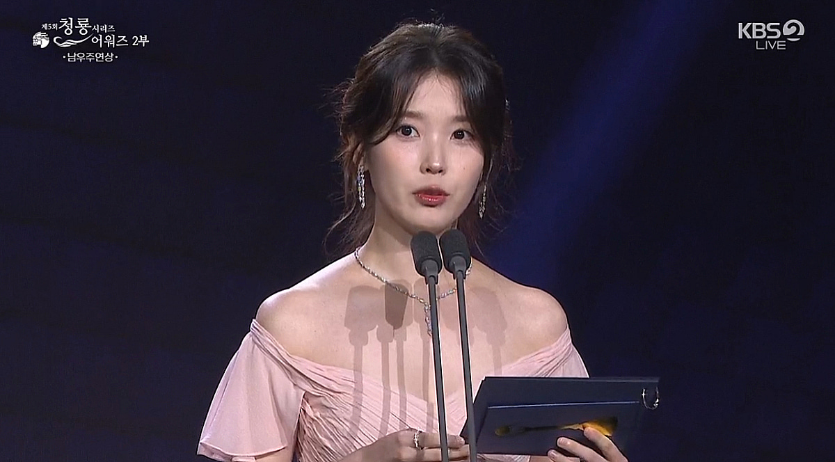 "쿵쿵 떨린다" 아이유, 이종석 결별 이후 공식석상..덤덤한 미소[스타이... - 뉴스 썸네일 이미지