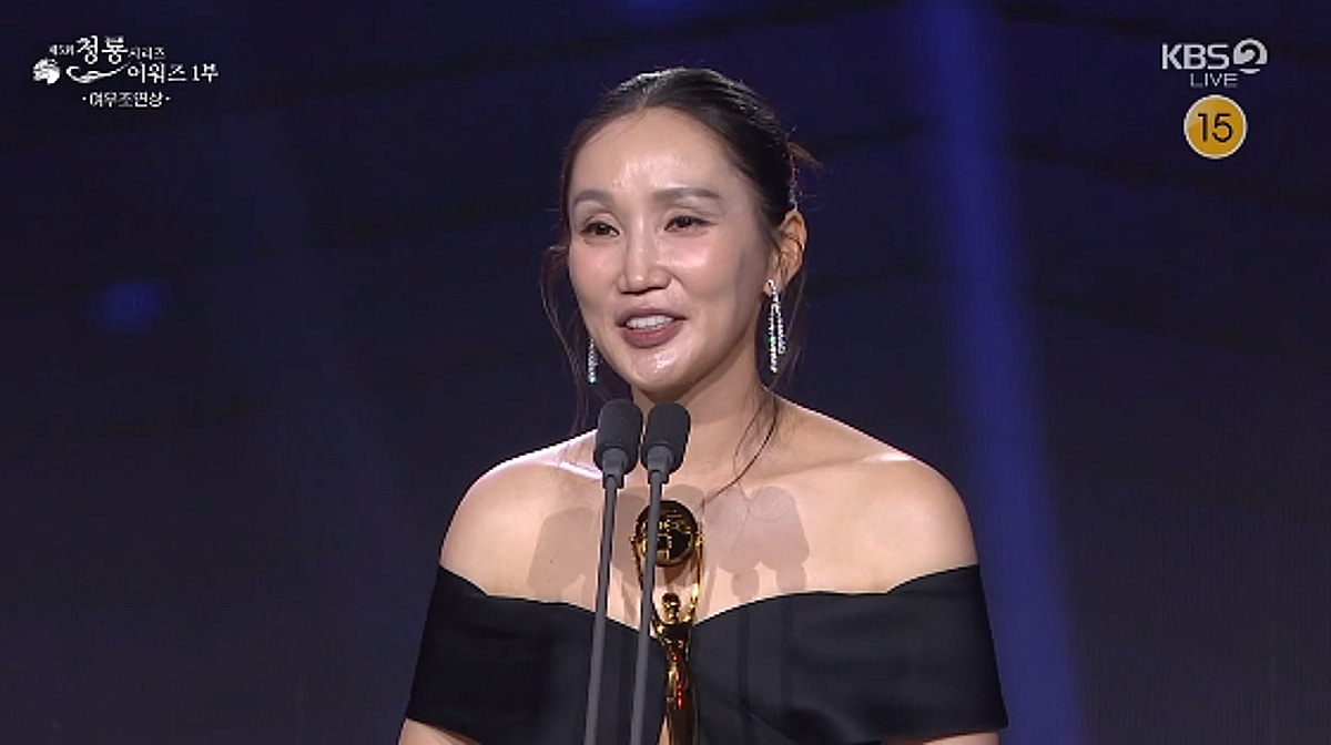 '진선규 ♥' 박보경, 여우조연상 수상 후 오열.."커플 트로피 생겨"[청룡시리즈어워즈]