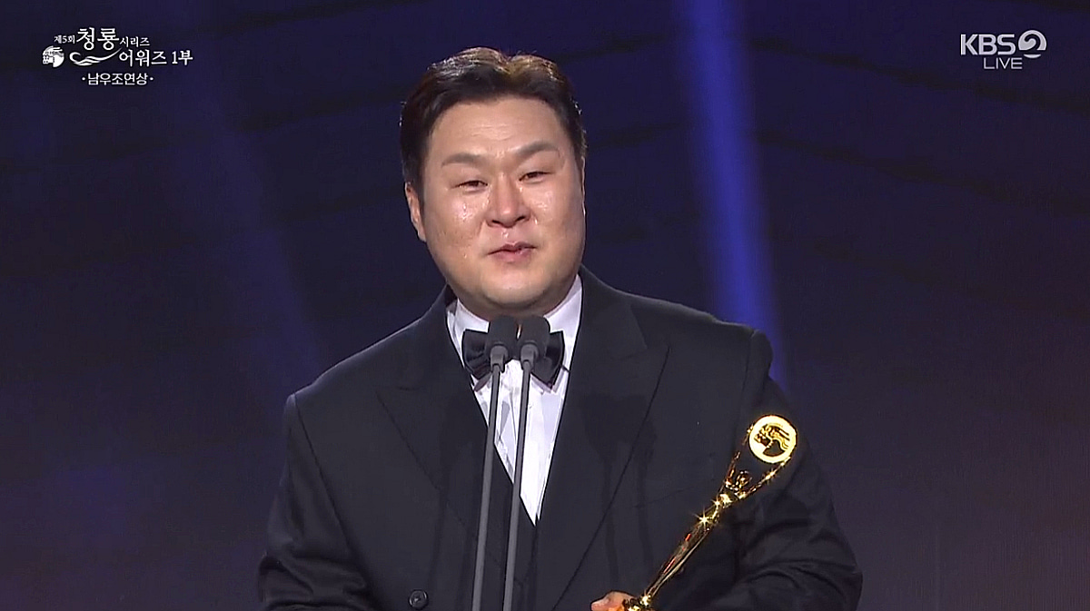 '대세' 윤경호 남우조연상 "전현무 '좋은 소식' 농담인줄" 눈물[청룡시리즈어워즈]