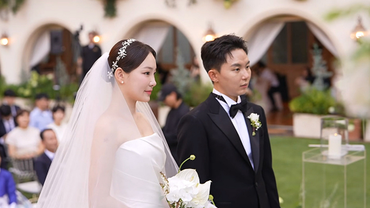 이아영♥심규덕, '연애전쟁' 논란 딛고 재혼..럭셔리 결혼식 생중계[스타이슈]