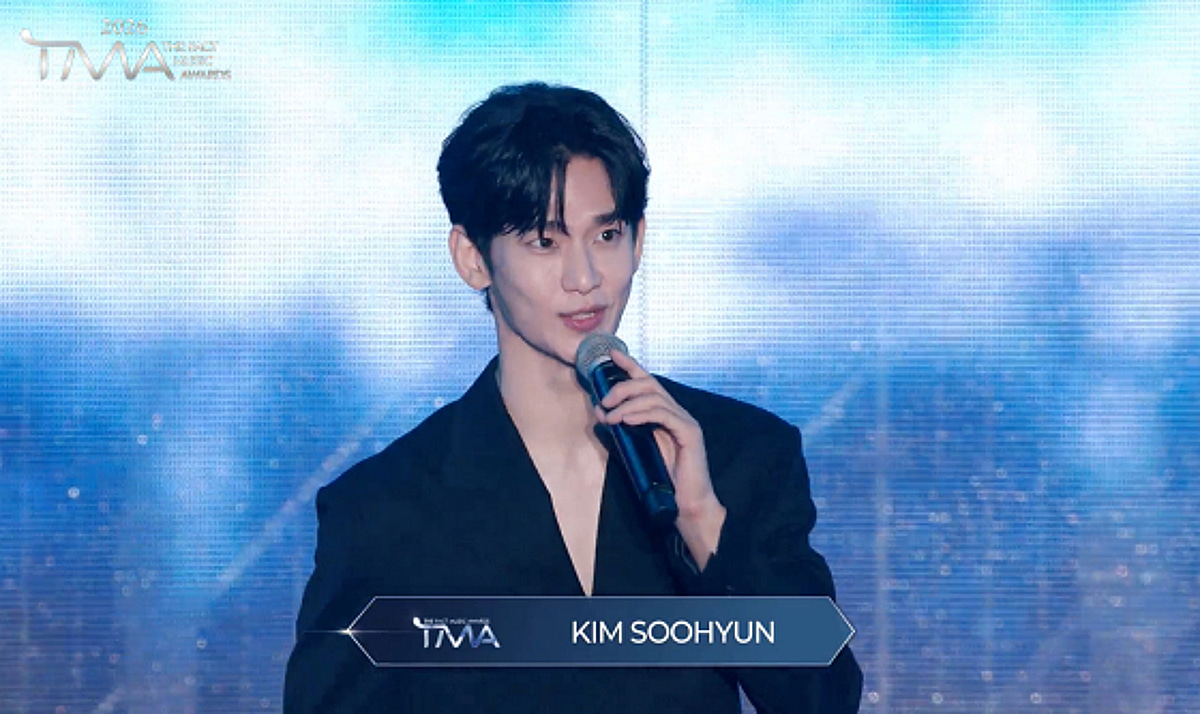 "우리의 히어로" 김수현, 임영웅에 트로피 건넸다..무대 소개까지[2026 TMA]