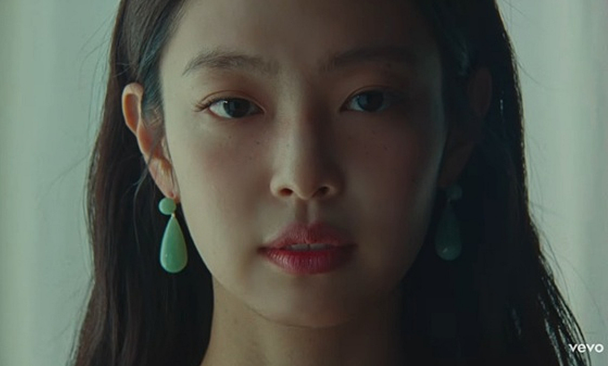 나카이와 그려낸 '애매한 사랑'..제니, 여름 감성 자극 '레스 댄 어 러버' [★FOCUS]