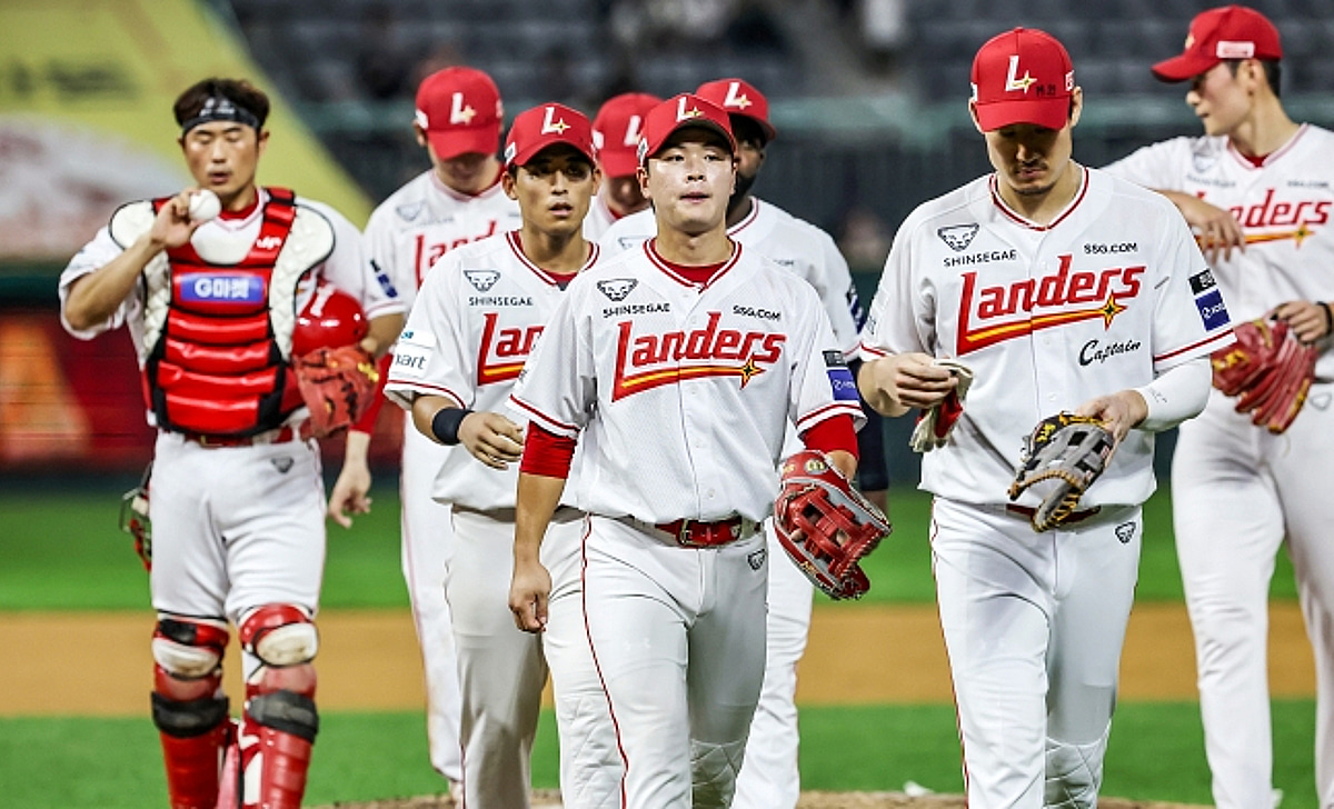 '4연속 100만 관중 달성' SSG, 1236일 만에 한화전 싹쓸이 겹경사... "팬들께 보답해 기쁘다" 이숭용 감독도 웃었다