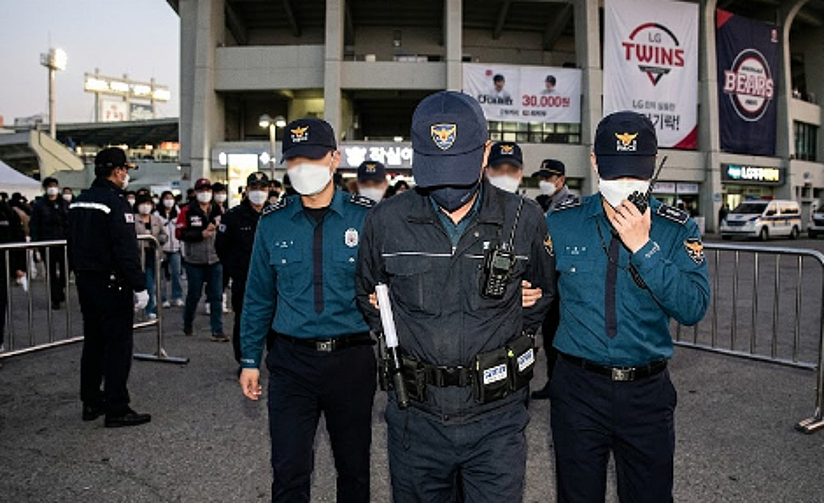 '프로야구 경기 중인데...' 50대 남성, 경찰 행세 끝에 붙잡혀 구속