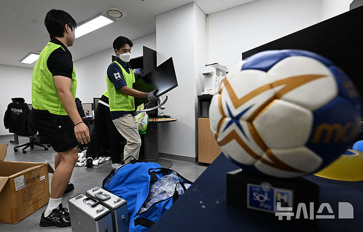 'AG 앞두고 숨통' 체육단체, 95일만 핸드볼경기장 진입... 경찰 호위 속 PC·장비 반출 완료
