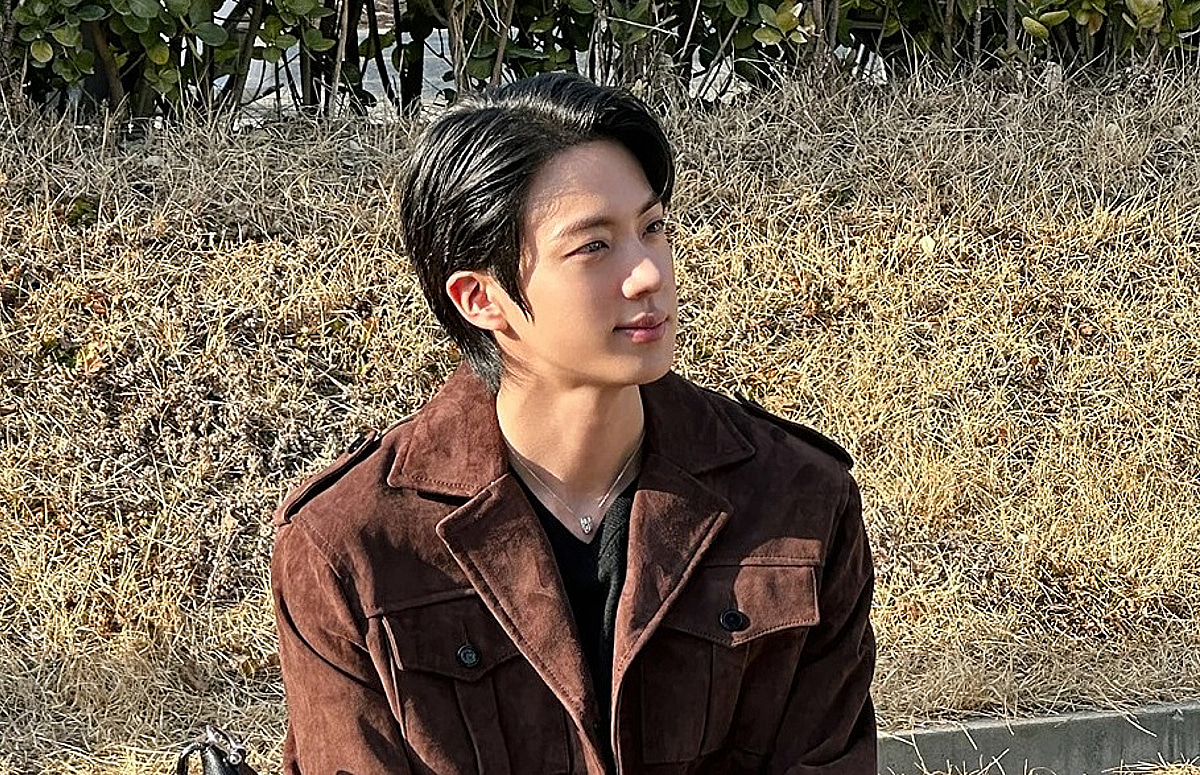 방탄소년단 진 'Swim with Jin', 원곡 'Swim' 이어 월드와이드 아이튠즈 송 차트 2위 '인기 폭발'