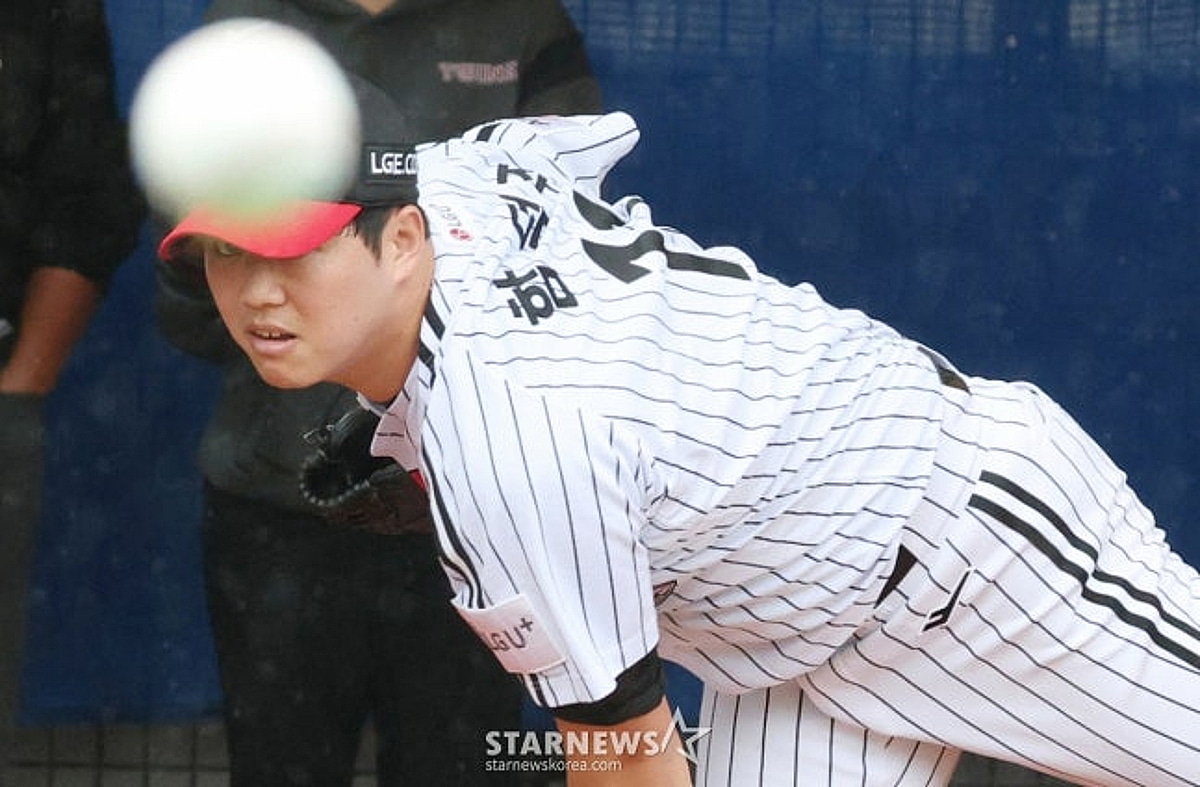 LG 트윈스 함덕주의 스프링캠프 불펜 피칭 장면