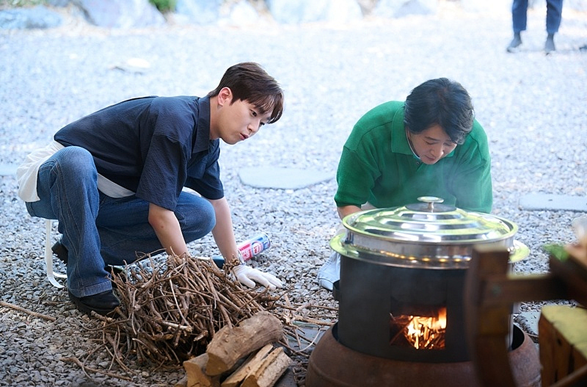 최수종X이찬원, 이런 모습 처음..아궁이 앞 쪼그려 앉아 '가마솥 불 지피기' [한국인의 밥상]