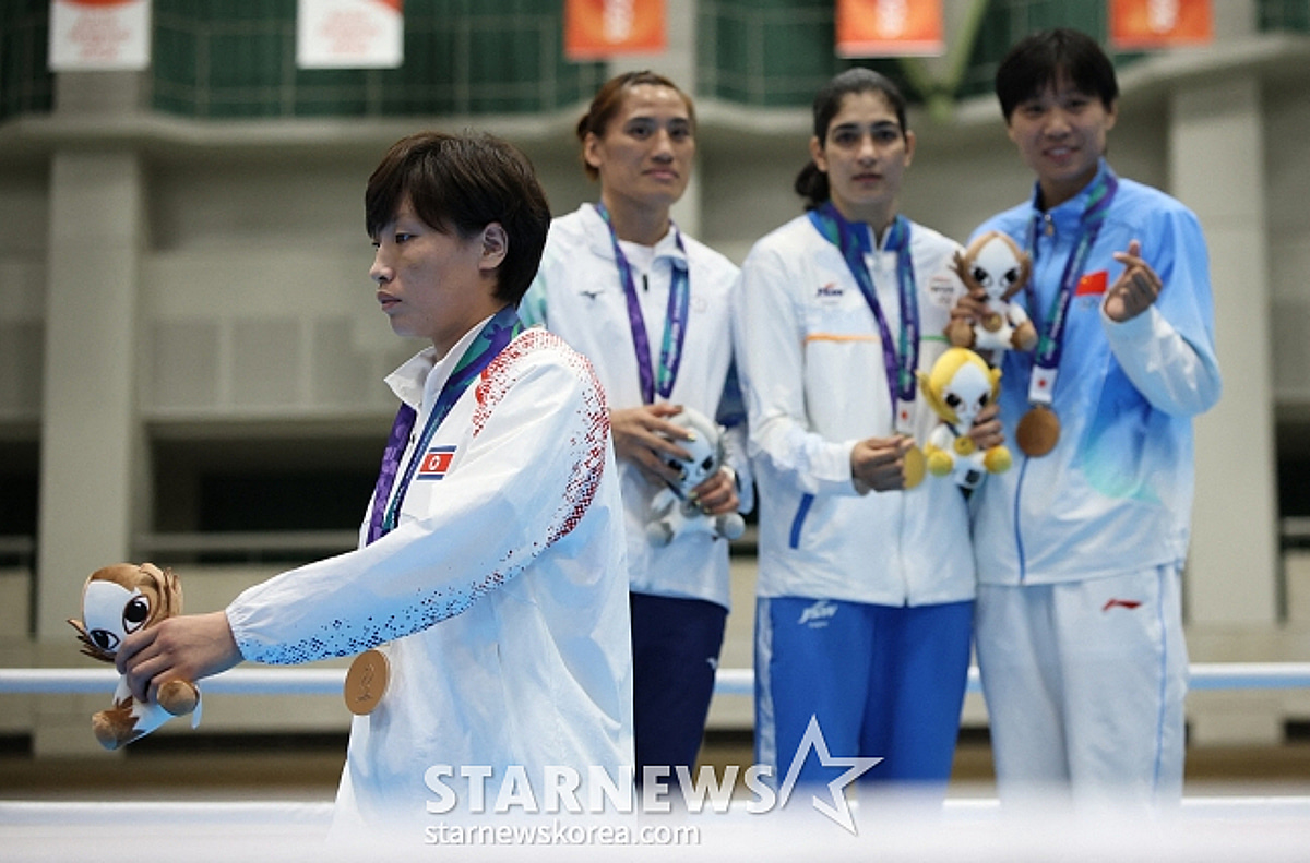'사진 안 찍어!' 복싱 동메달 북한 선수 기행, 답변 거부-침묵 논란 이어 또 논란 행동 [아이치 나고야 AG]