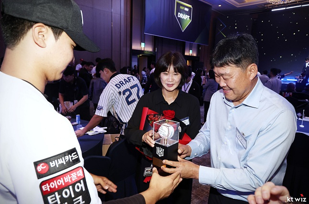 "프로 첫 사인은 부모님께" 9년째 이어진 KT의 특별한 전통... 올해는 '소원볼'까지 더했다