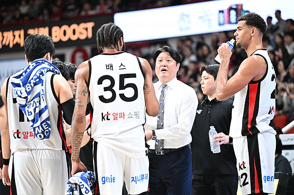 "한 번 이기기 이렇게 힘드네요..." 문경은 감독, 접전 끝 5연패 탈출에 '안도의 한숨' [안양 현장]