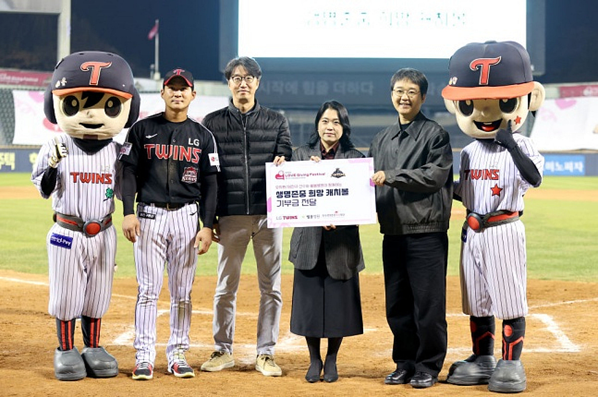 '홈런 1개=100만원' 2년간 2600만 원 기부... LG 오지환, 보건복지부장관 표창