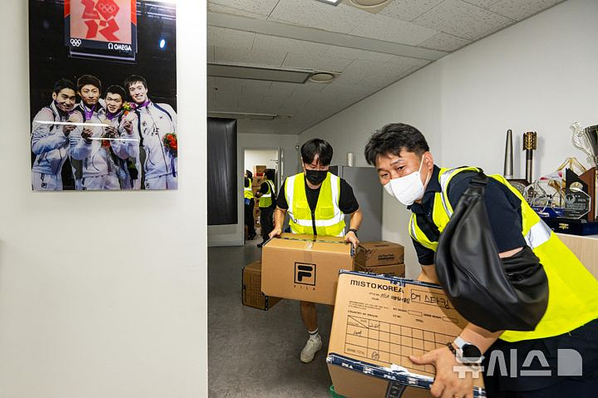 "경찰 150명 호위 속 'PC 구출' 하라"... 체육단체, 96일만 핸드볼경기장 진입