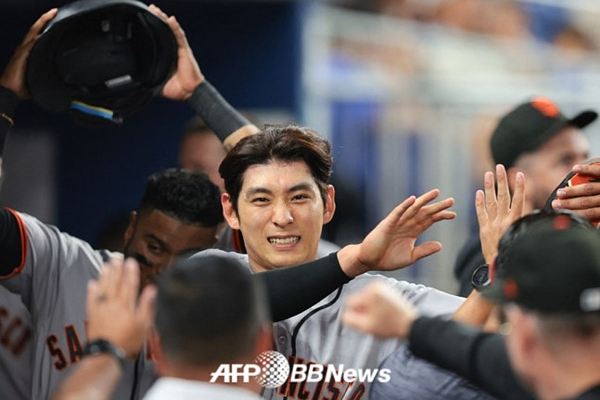 [속보] '이정후가 축구해라!' 홈런포 이어 또 터졌다! 154㎞ 강속구 통타해 2루타 작렬 '타율 0.333 전체 2위 등극'