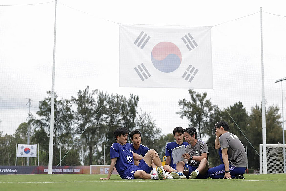 "韓, 한때 가장 가난한 나라였는데..." 홍명보가 뽑은 외국인 코치, 생뚱맞은 작별 인사